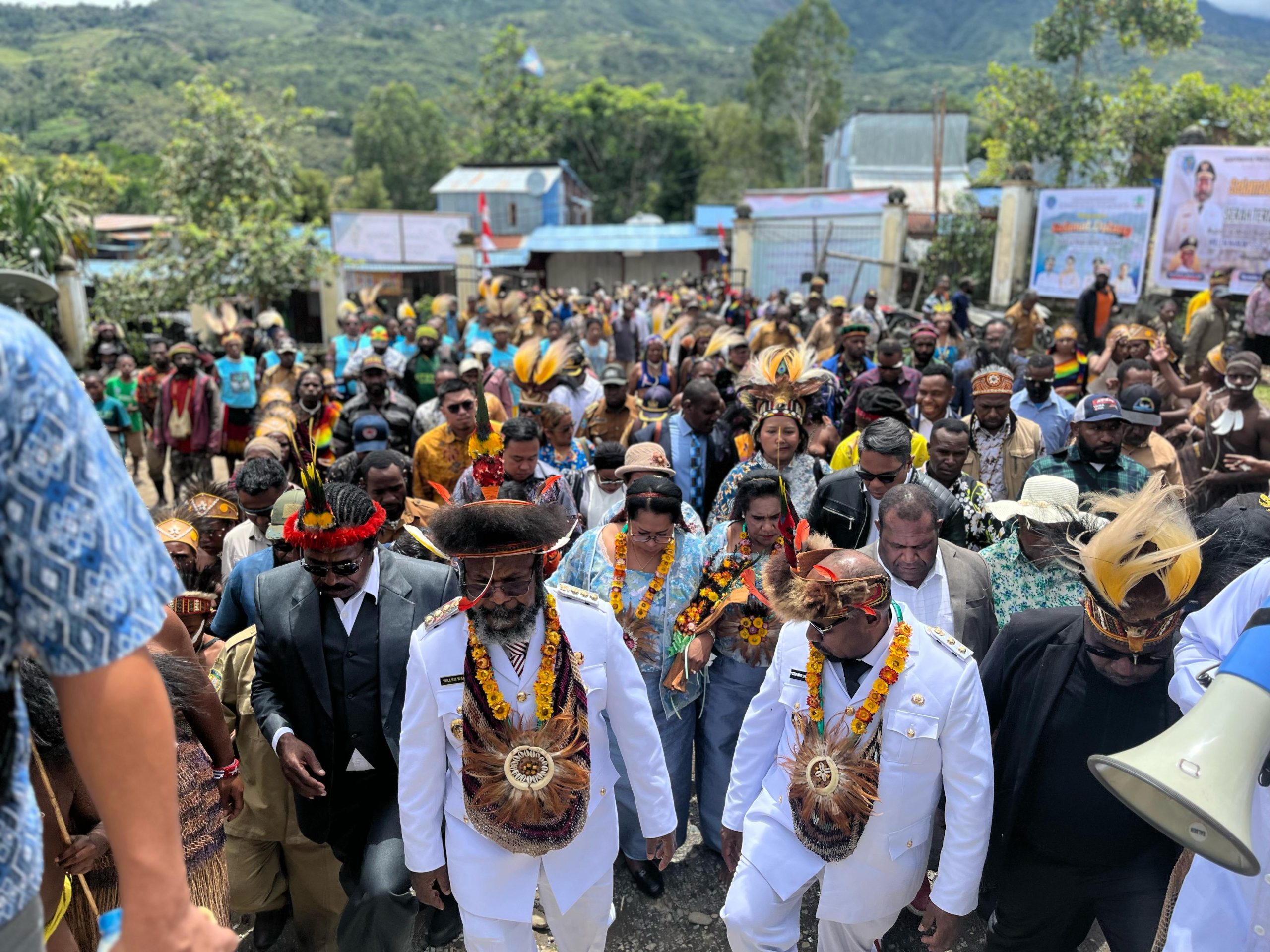 Gabungan TNI-Polri Berikan Pengamanan Penjemputan Dan Serah Terima Jabatan Bupati Tolikara di Karubaga