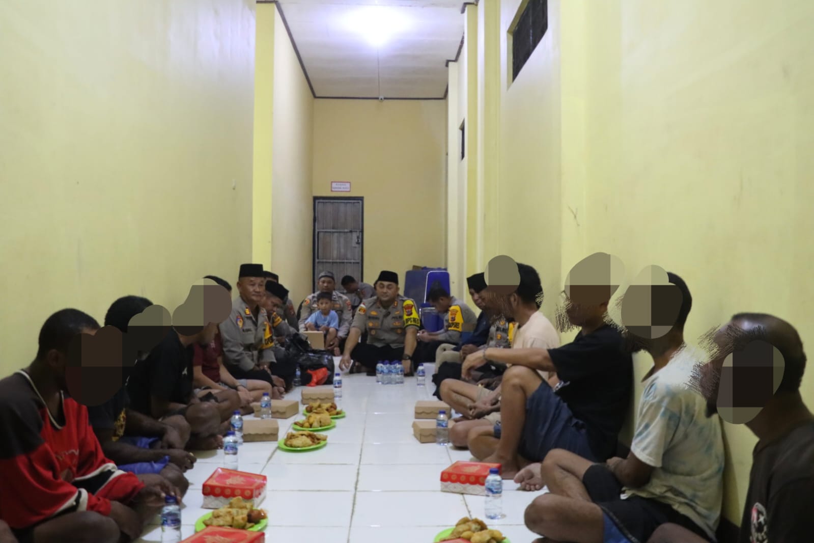 Kapolres Boven Digoel Berbagi Kebahagiaan Bersama Tahanan Rutan