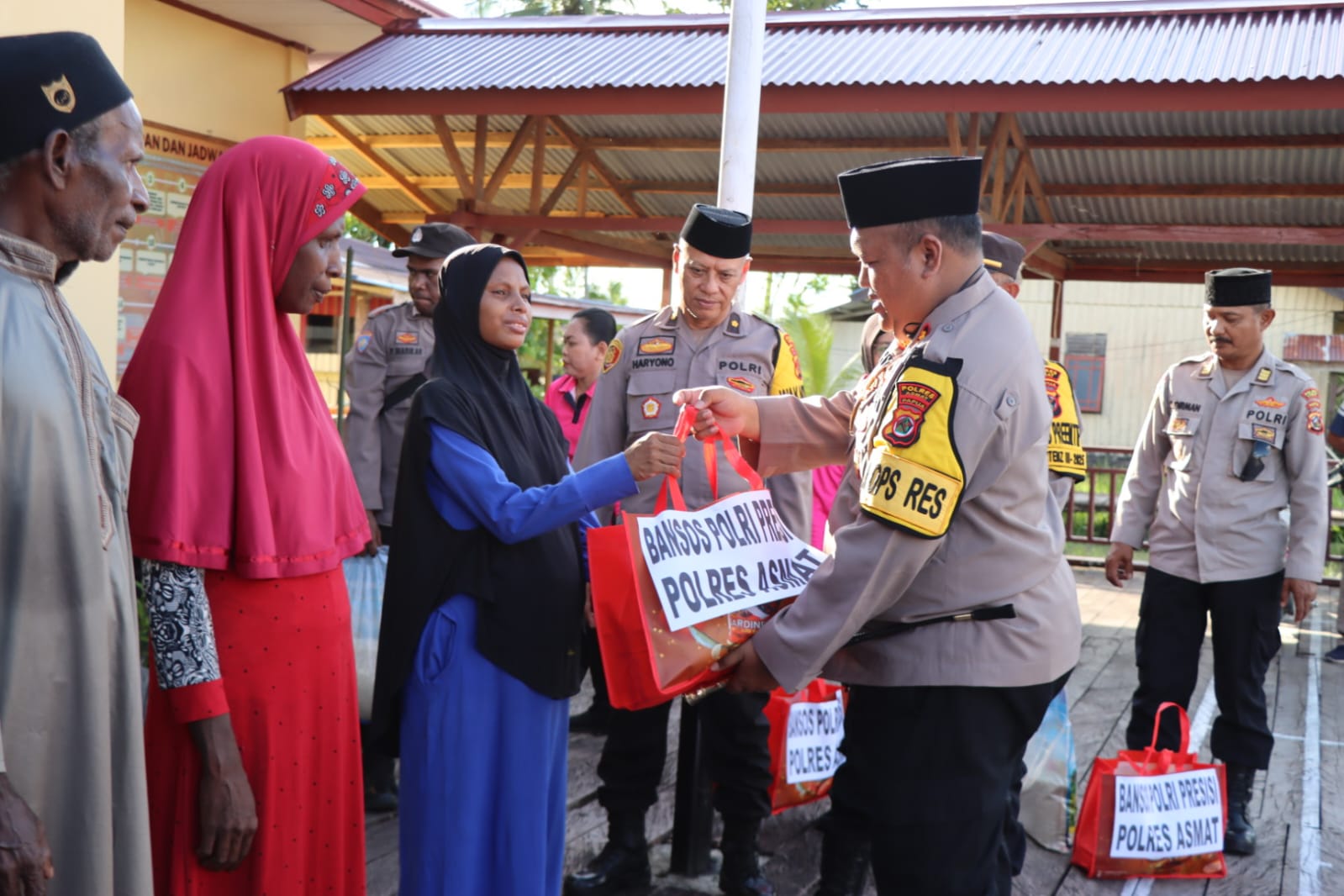 Polres Asmat Bagikan Bantuan Sosial Polri Presisi kepada Masyarakat