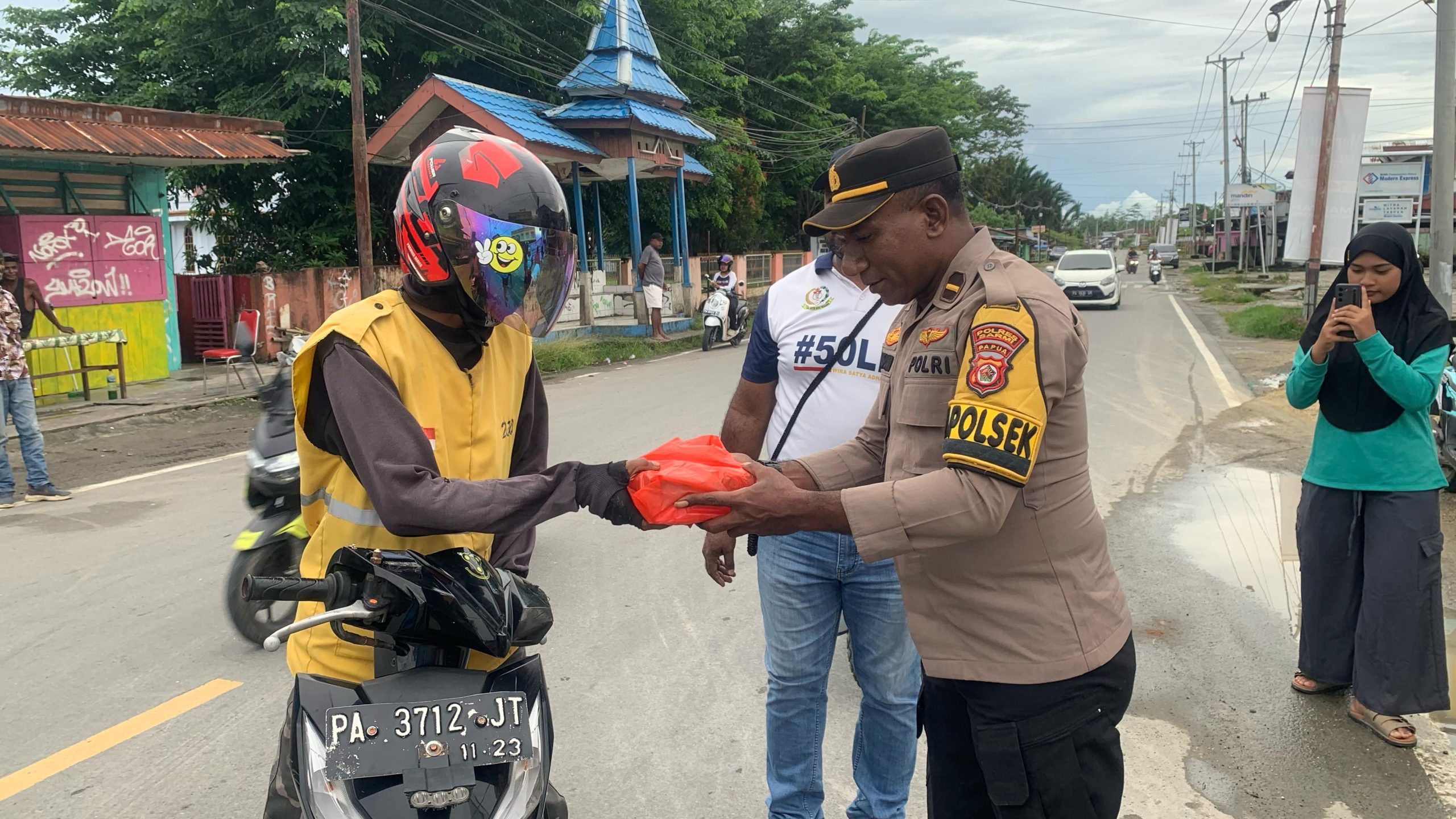 Perwira Polres Sarmi Berbagi Kebaikan Dengan Melalui Takjil