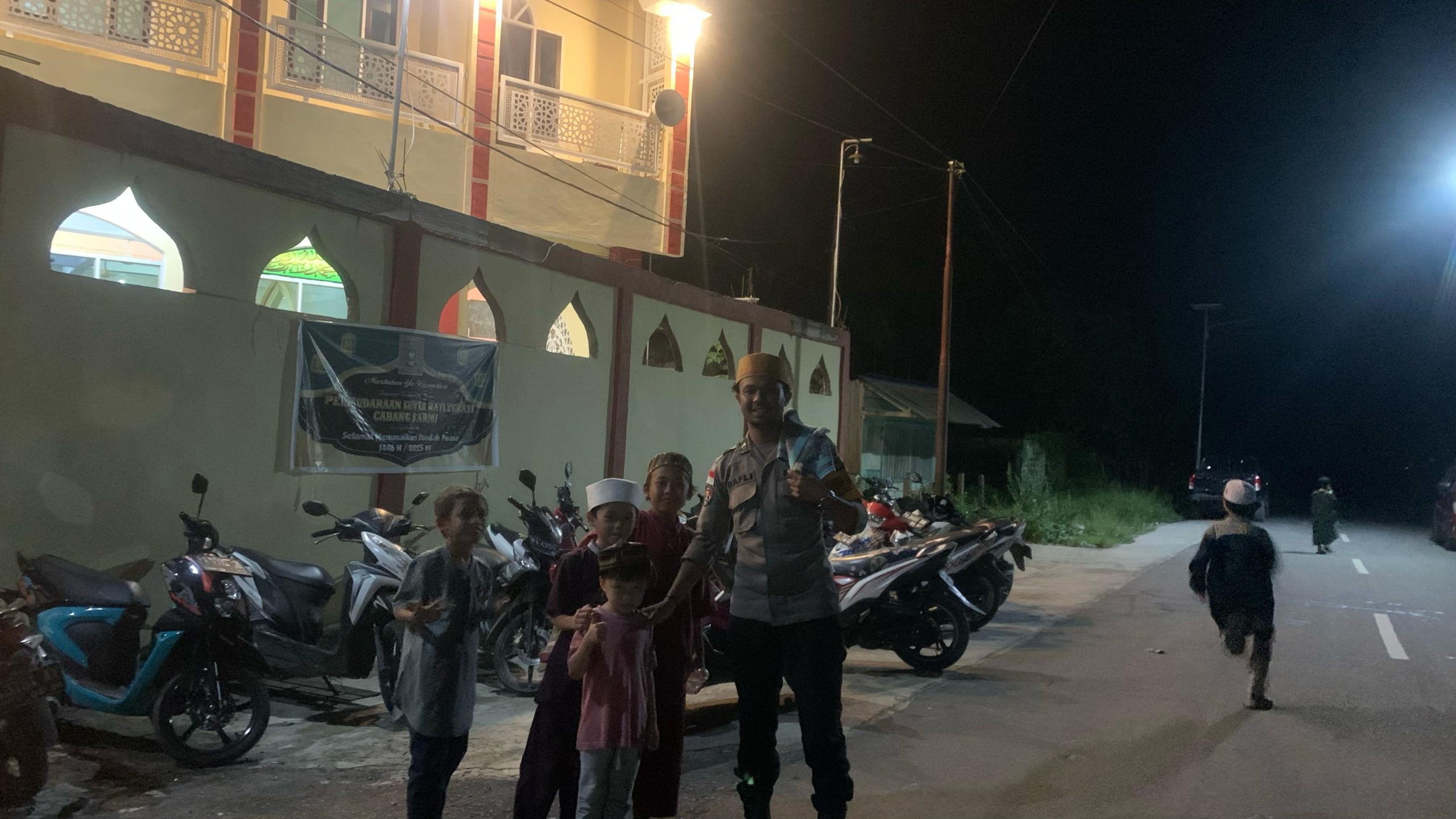 Guna Ciptakan Situasi Aman dan Nyaman Saat Pelaksanaan Ibadah Tarawih, Personil Polres Sarmi Lakukan Pengamanan