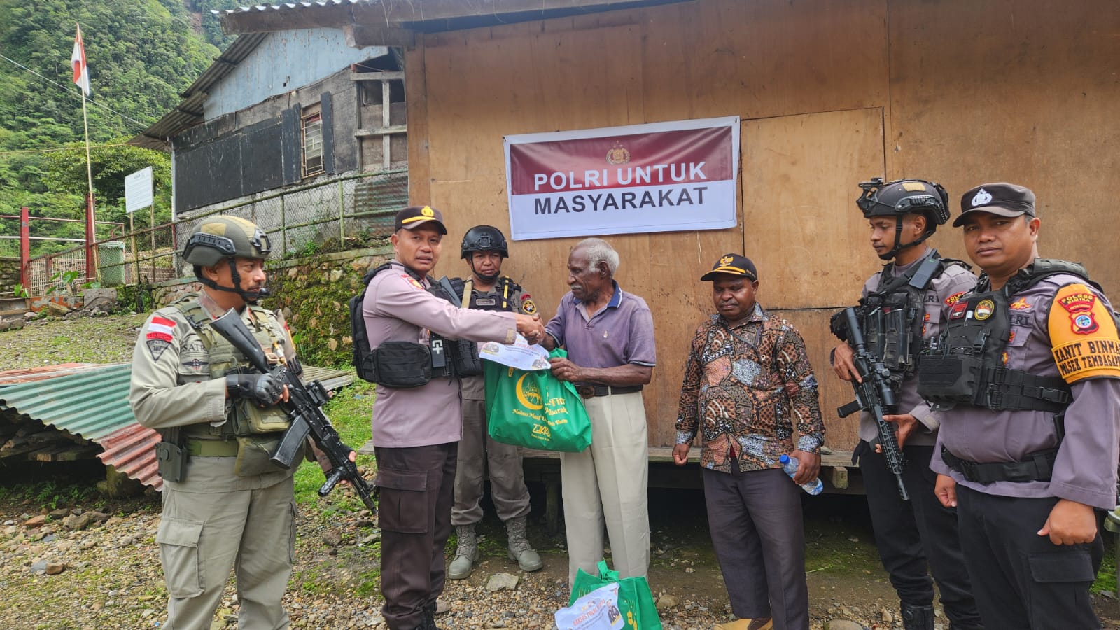 Polsek Tembagapura Laksanakan Kegiatan Bansos di Kampung Kimbeli