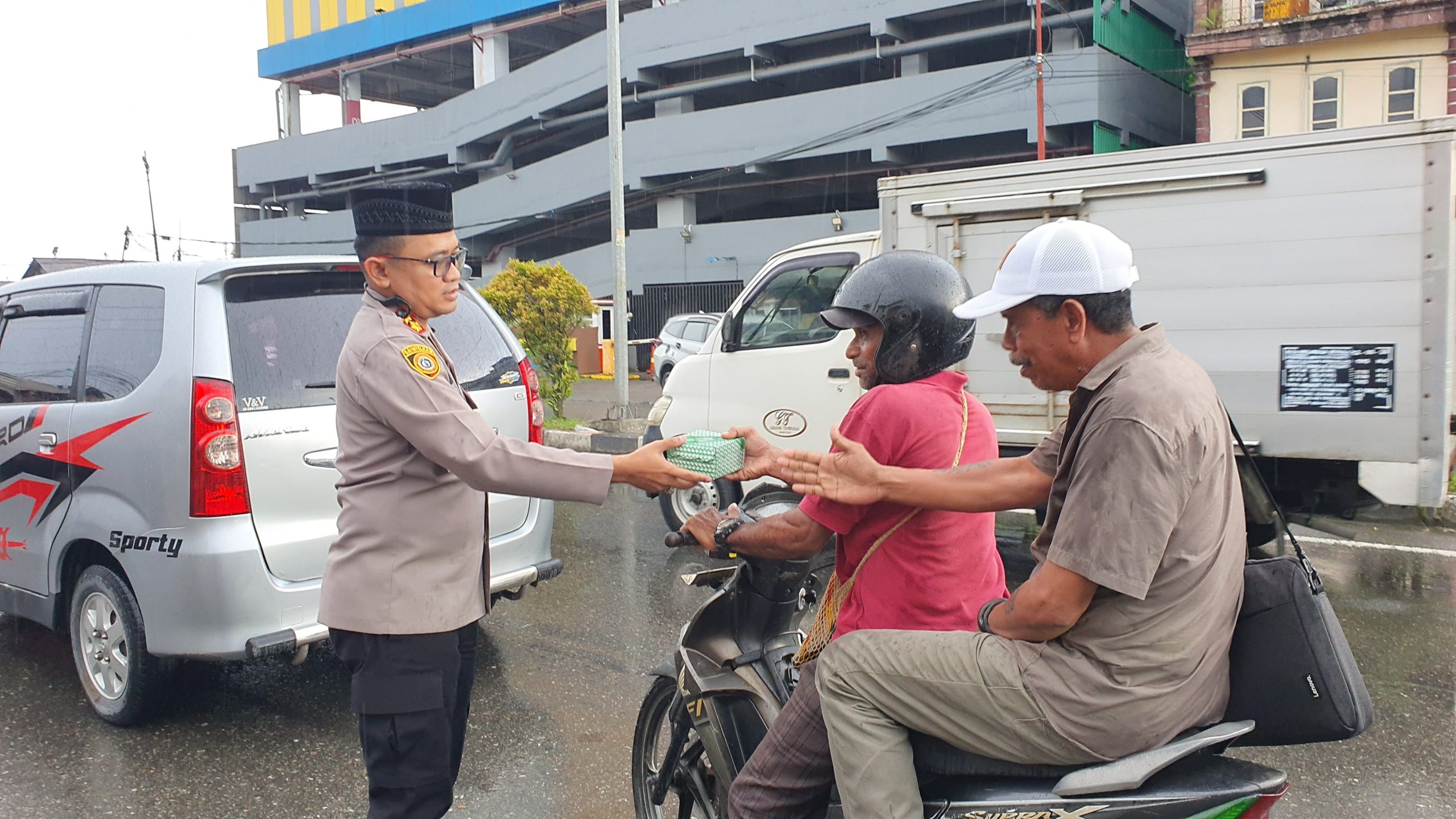 Polres Mimika Berbagi Takjil Kepada Masyarakat Dalam Bulan Suci Ramadhan 1446 H