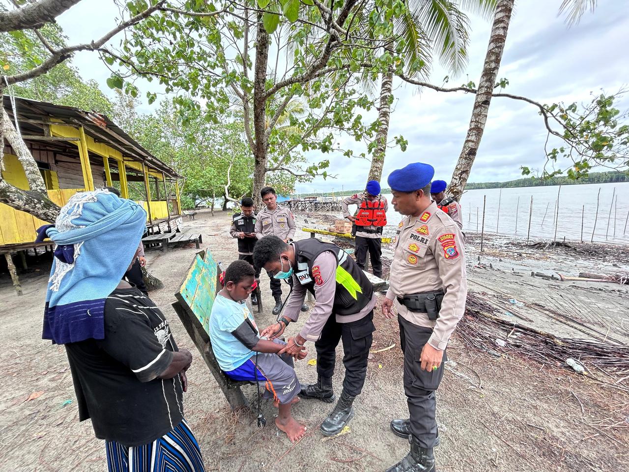 Sat Polairud Polres Mimika Gelar Poliklinik Terapung di Kampung Pomako