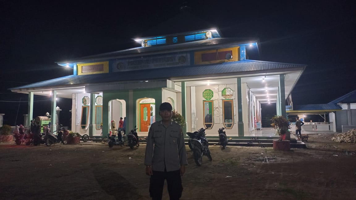 Anggota Polsek Bonggo Laksanakan Pengamanan Sholat Tarawih untuk Jaga Keamanan dan Ketertiban
