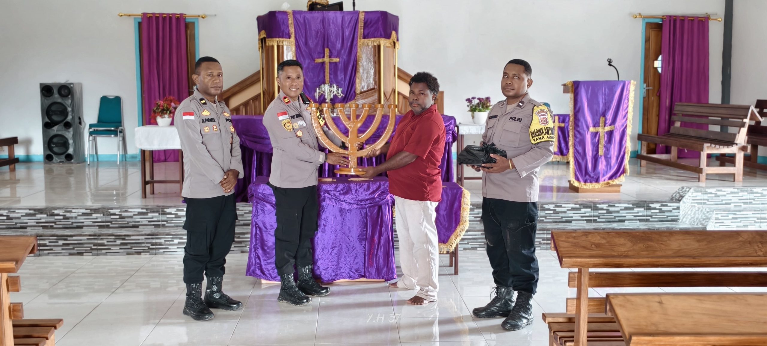 Kapolsek Bonggo memberikan Bantuan Tujuh Kaki Dian dan Tujuh Buah Lilin di Gereja Kristen Injili (GKI) PNIEL Kiren Bonggo