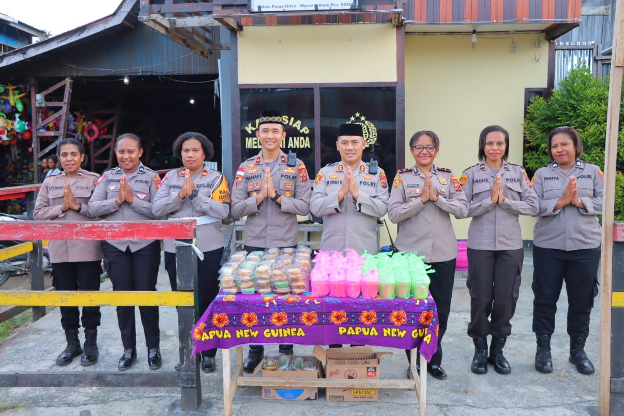 Ramadhan Berkah 1446 H, Kapolres Waropen Berbagi Takjil Bersama Polwan Polres Waropen