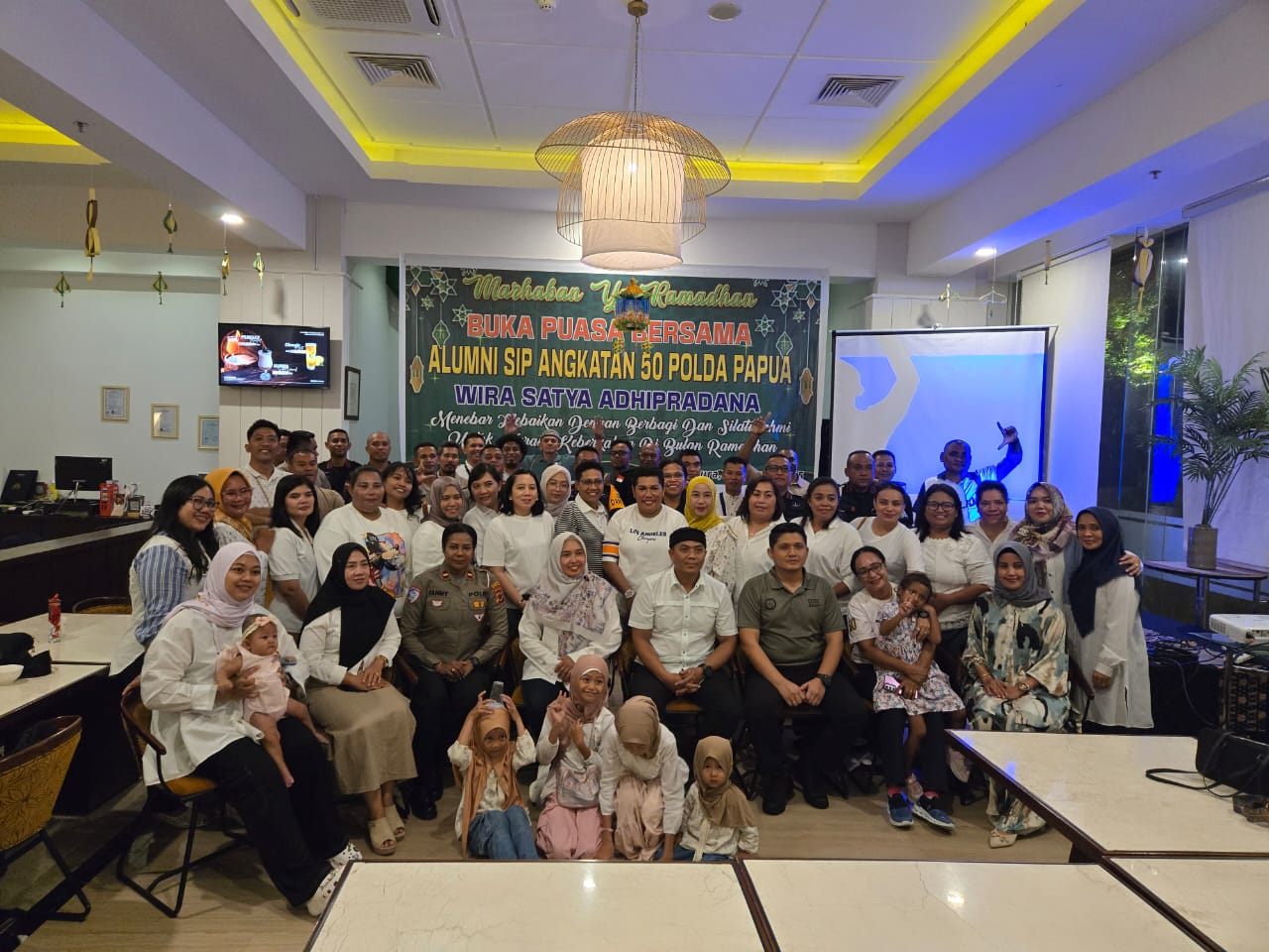 Alumni SIP Angkatan 50 Polda Papua Bagikan Takjil, Jalin Silaturahmi dengan Masyarakat