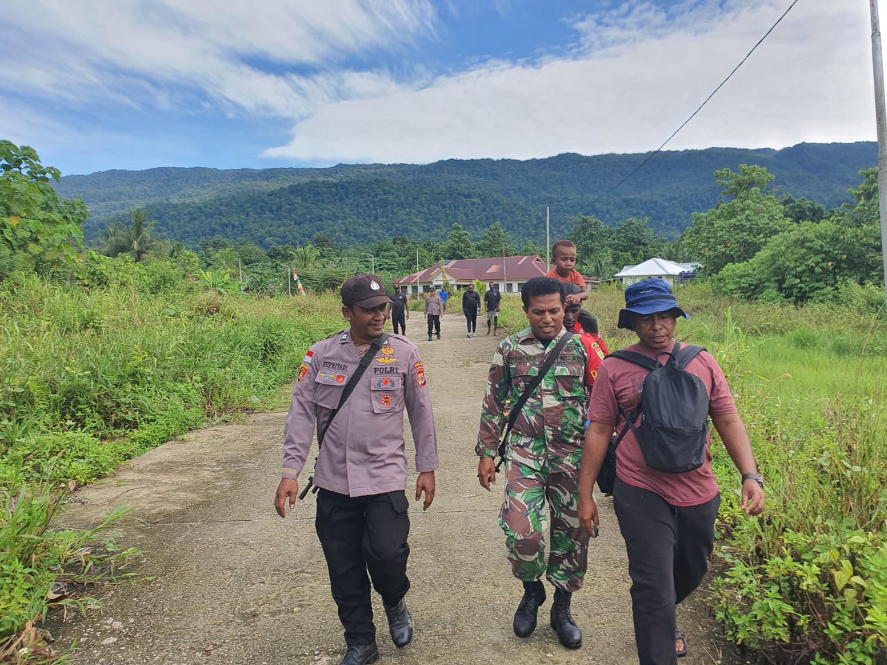 Bhabinkamtibmas dan Babinsa Patroli Jalan Kaki, Ciptakan Situasi Kondusif di Kab. Mimika