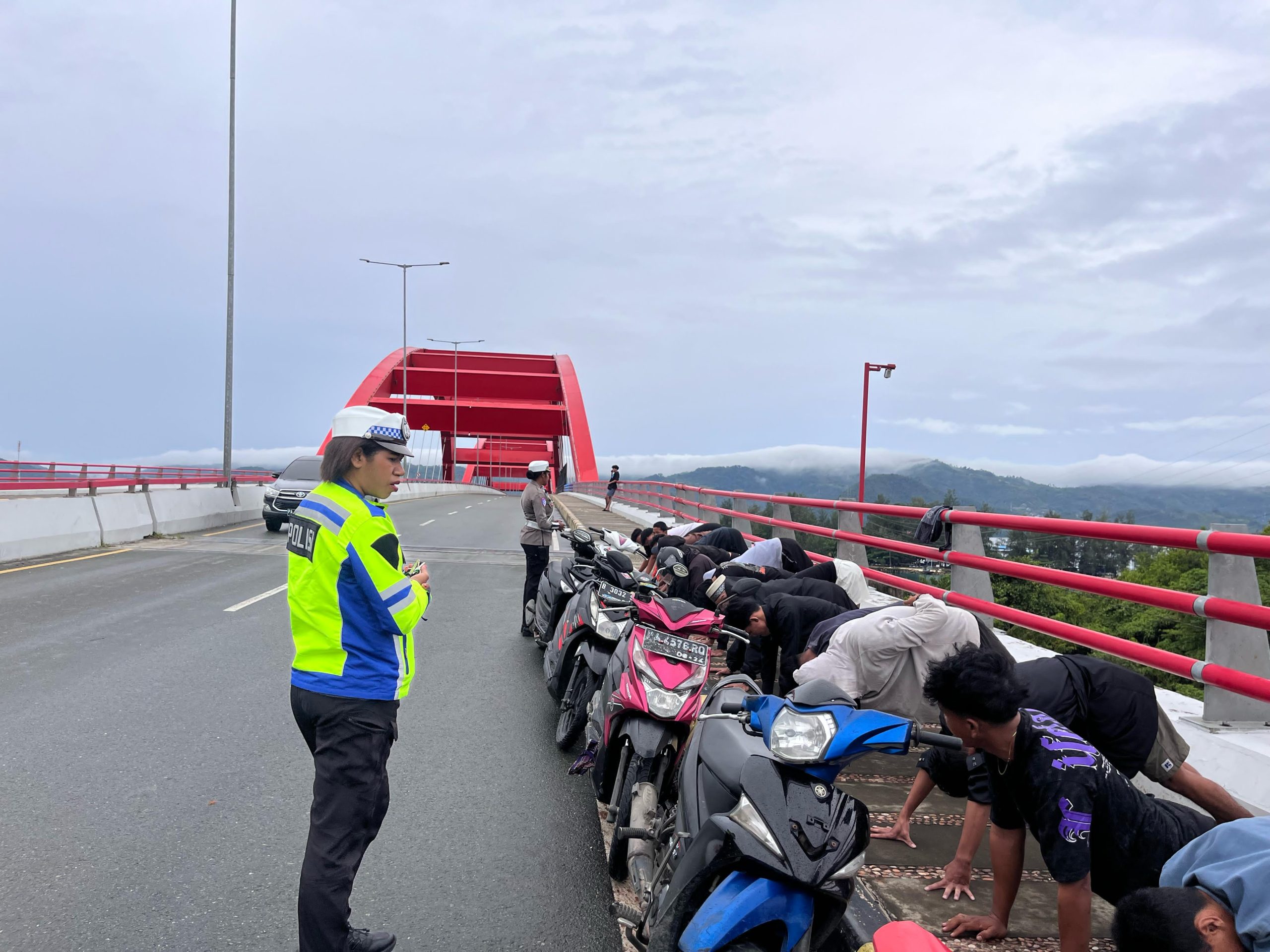 Satuan Lalu Lintas Gelar Hunting Di Jembatan Merah, Sebanyak 32 Remaja Terjaring Melanggar