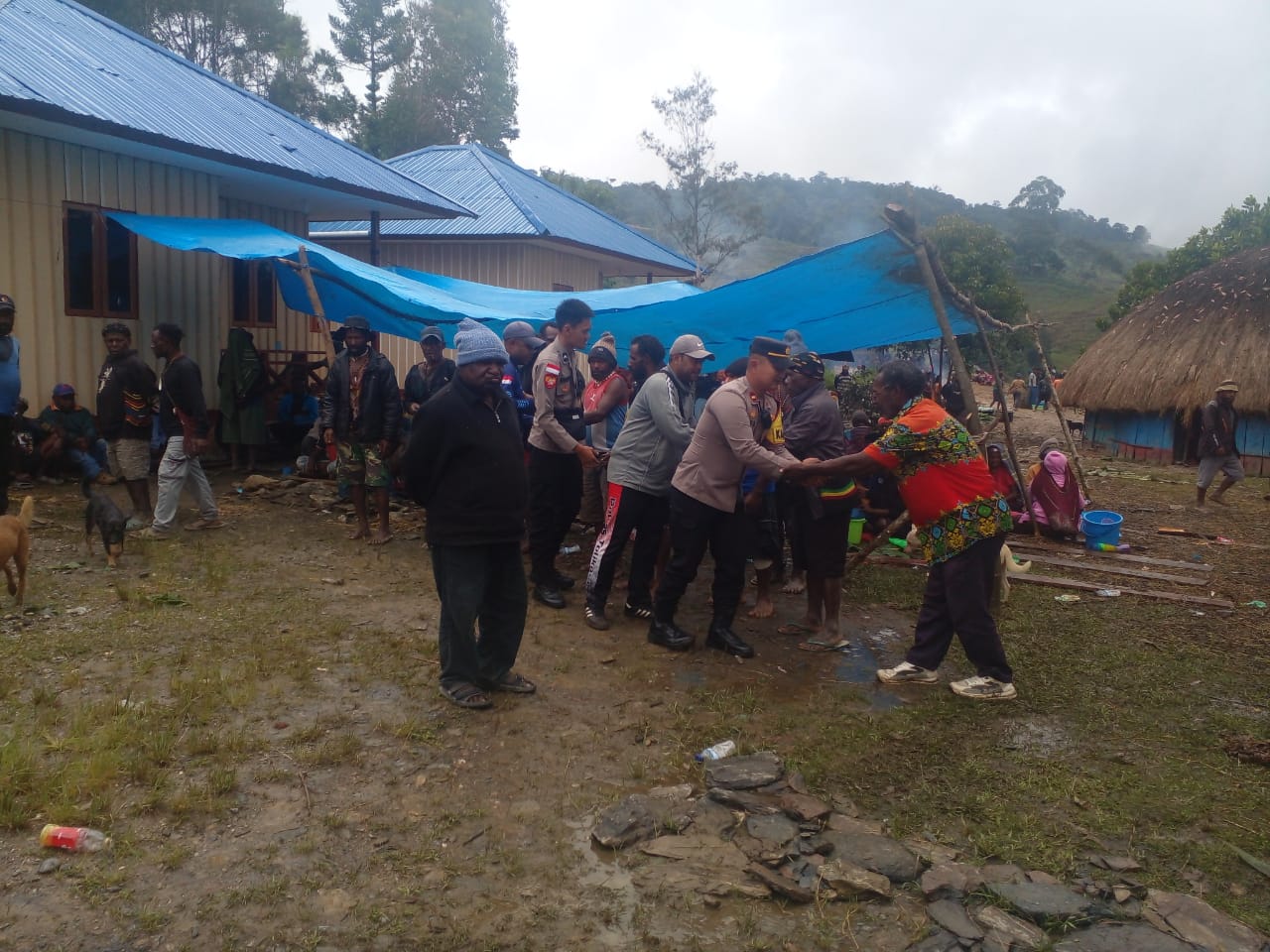 Kapolsek Karubaga Beri Santunan Duka Kepada Keluarga Alm. Kepala Desa