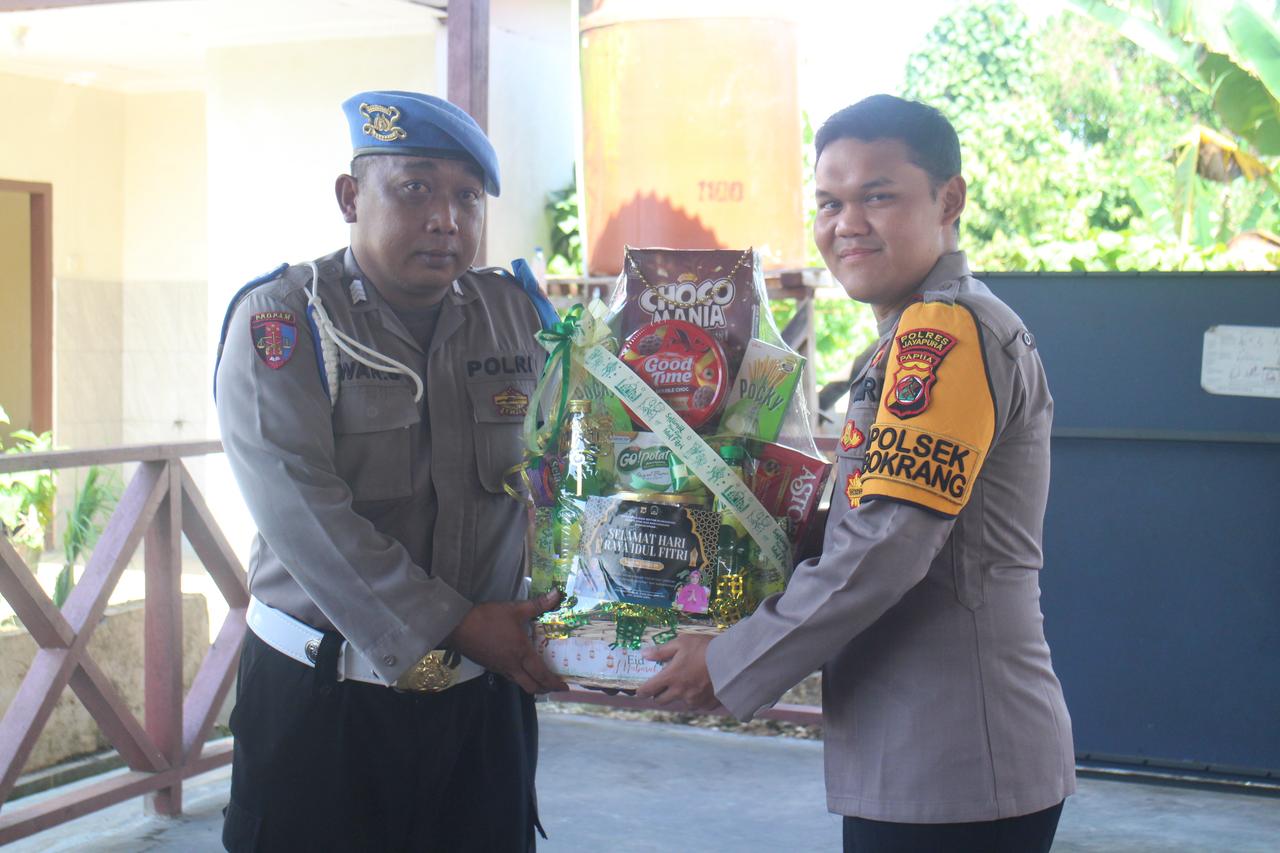 Kapolsek Nimbokrang Serahkan Bingkisan Idulfitri kepada Anggota Beragama Muslim