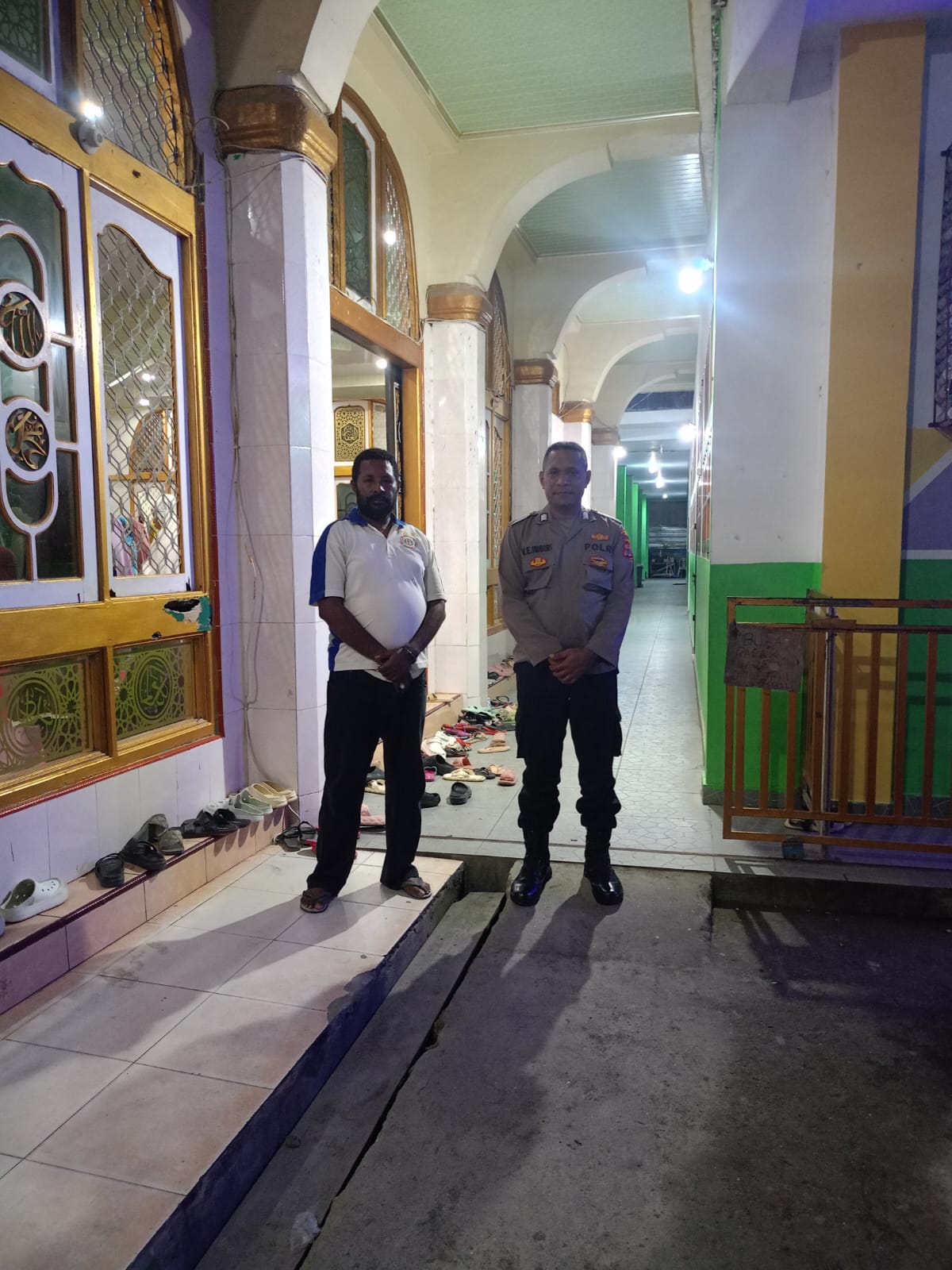 Personel Polsek Sarmi Kota Jajaran Polres Sarmi Terus Laksanakan Pengamanan Sholat Tarawih