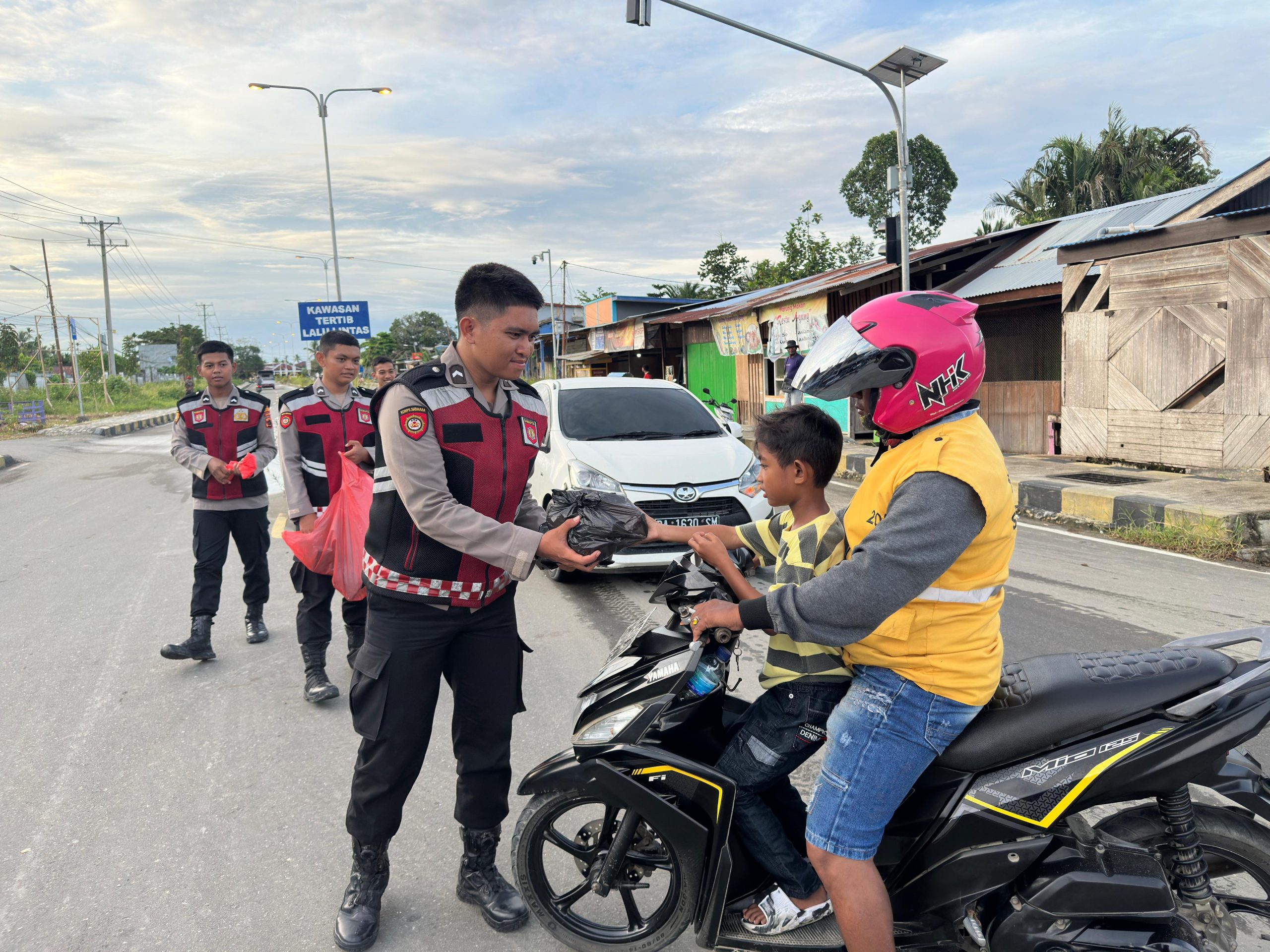 Kapolres Sarmi Bersama Sat Samapta Bagikan Takjil untuk Warga Menjelang Berbuka Puasa