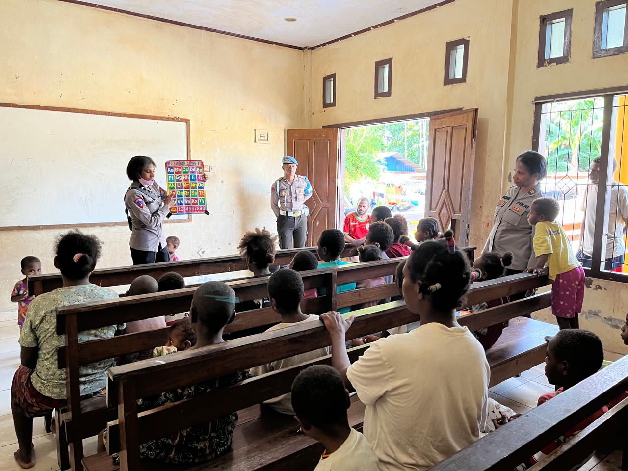 Satgas Si-Ipar Ops Rasaka Cartenz-2025 Polres Jayapura Gelar Pembelajaran bagi Anak-anak Warga Mamberamo