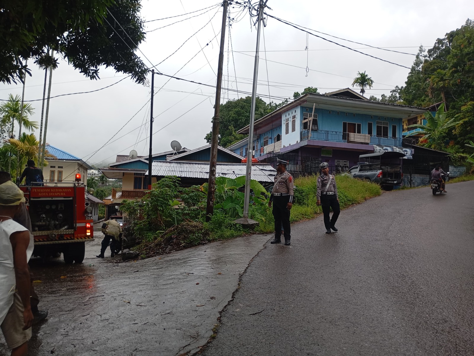 Polda Papua Bantu Amankan TKP Kebakaran di Jayapura Utara
