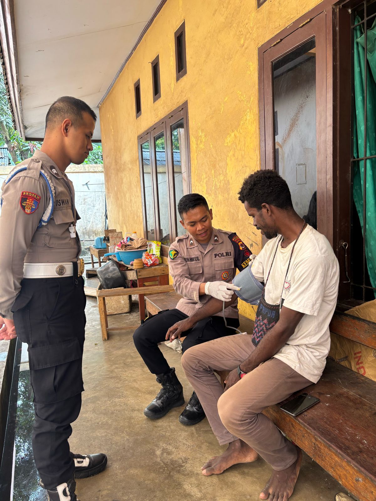 Satgas Keladi Sagu Polres Jayapura Gelar Pemeriksaan Tensi Kesehatan bagi Warga Asrama Mamberamo di Sentani