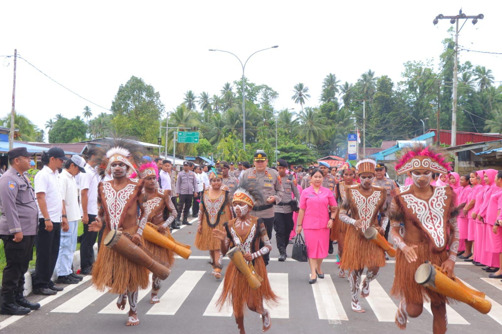 Polres Supiori Gelar Tradisi Penyambutan Kapolres Baru Kompol Ferdinand B. Maasawet, S.I.K., M.H