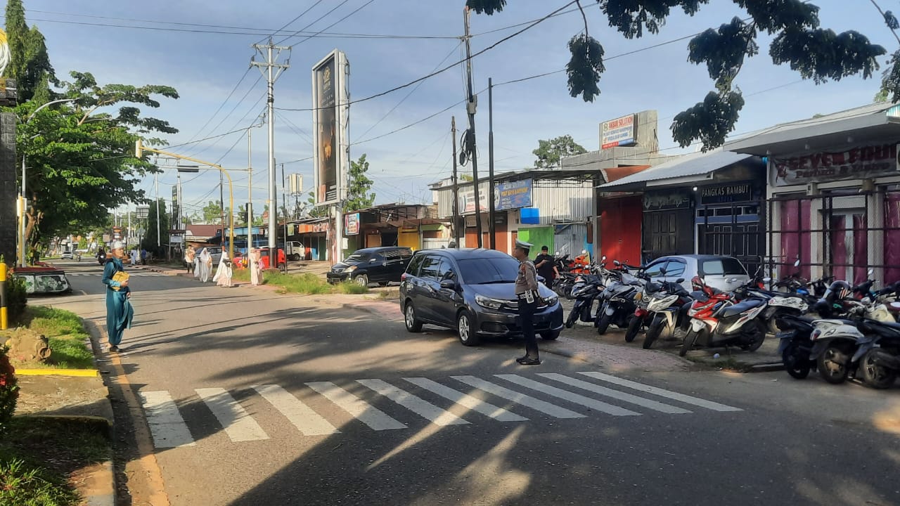 Personel Polres Nabire Amankan Pelaksanaan Sholat Idul Fitri 1446 H di Masjid Baiturrahman Oyehe