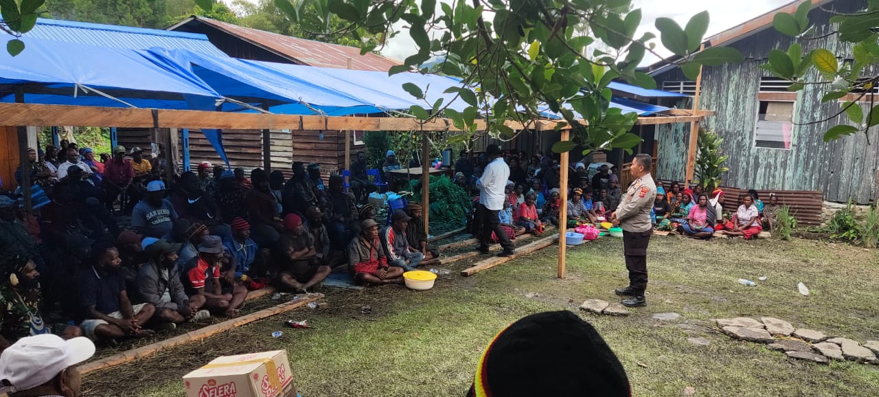 Turut Berbelasungkawa, Polsek Bokondini Beri Sumbangan Duka Alm. Yusmin Penggu