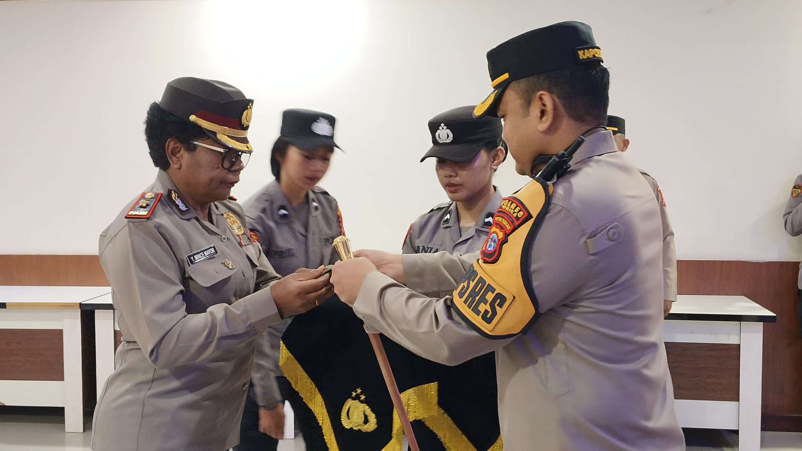 Penyerahan Jabatan Kabag Ren kepada Kapolres Mimika