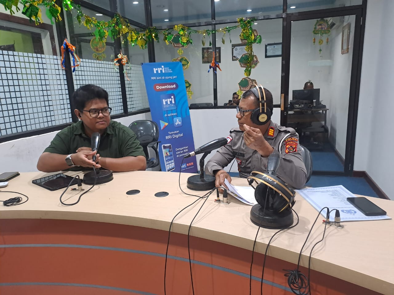 Dialog Interaktif Bahas “Hasil Pelaksanaan Operasi Ketupat Cartenz 2025 Polda Papua” di Stasiun LPP RRI Jayapura