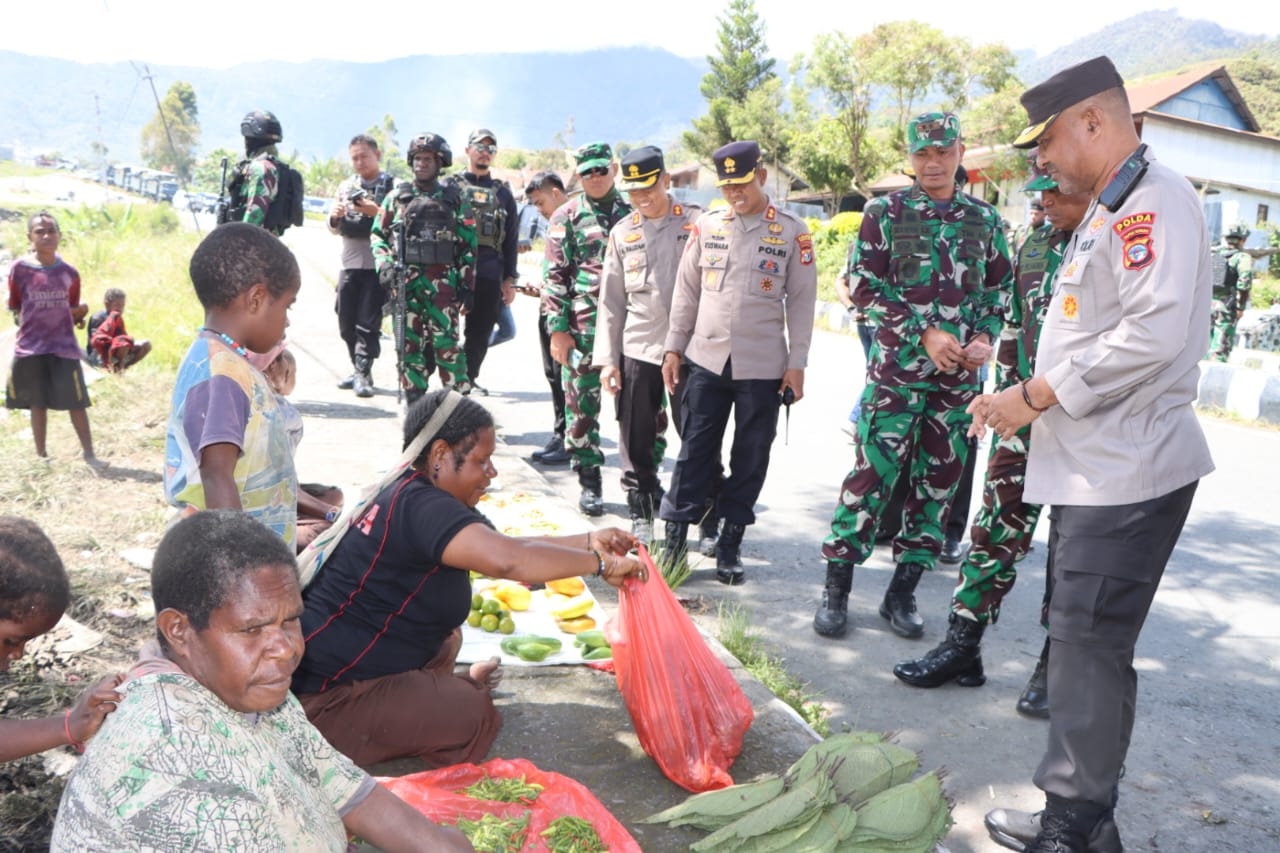Patroli Dialogis Jalan Kaki Kembali Dilaksanakan Ratusan Personel Gabungan TNI-Polri di Kab. Puncak Jaya Guna Hadirkan Keamanan dan Kedamaian
