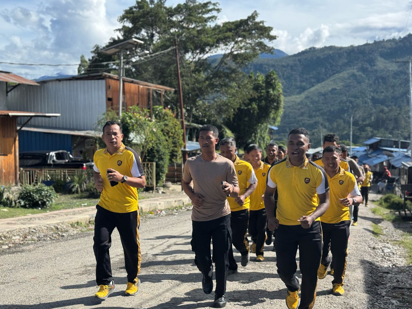 Menjaga Tubuh Tetap Sehat, Personel Polres Tolikara Laksanakan Olahraga Pagi di Seputaran Kota Karubaga