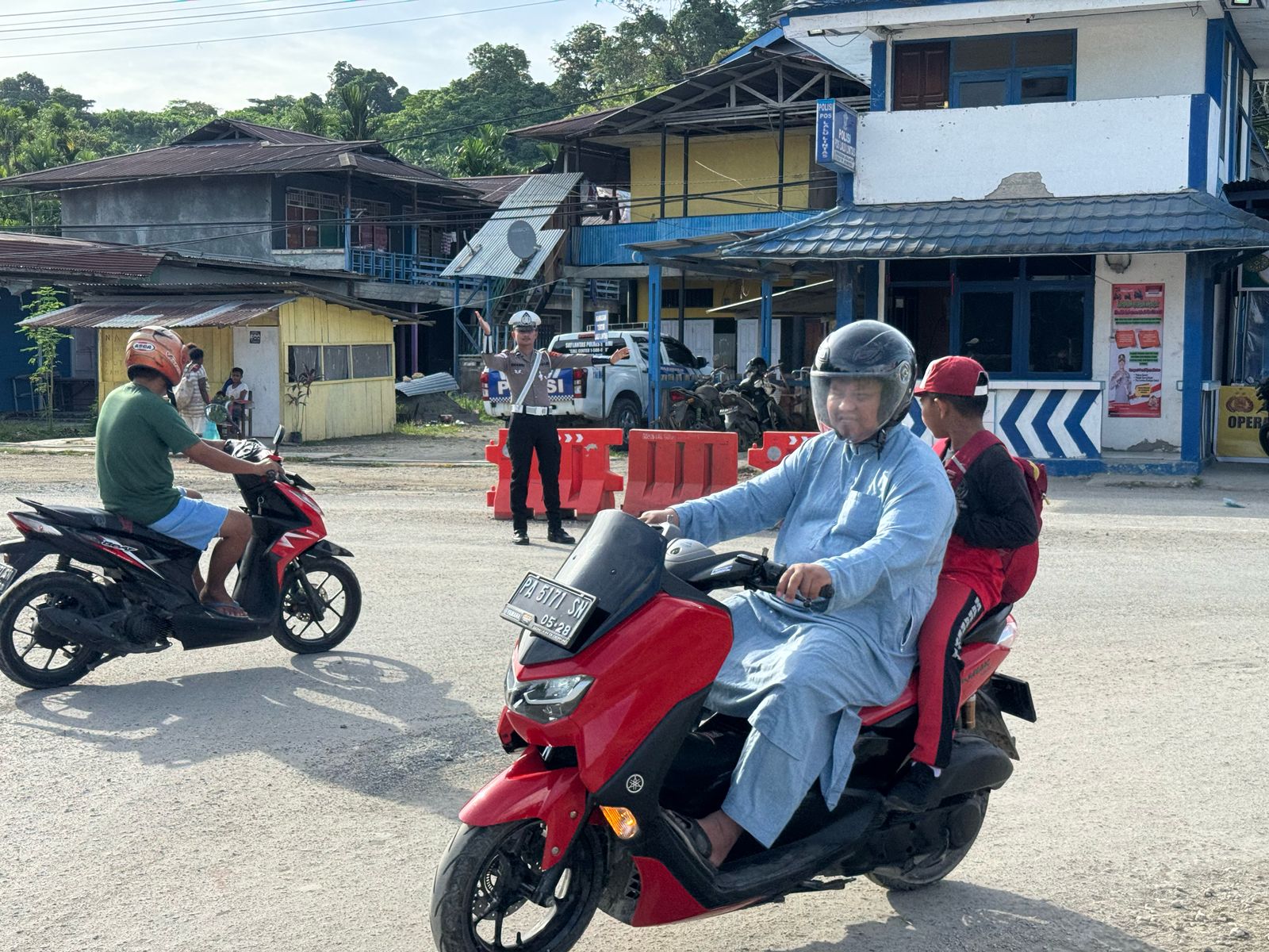 Sat Lantas Laksanakan Pengaturan Lalu Lintas Pagi di Pertigaan Depan Pos Lantas