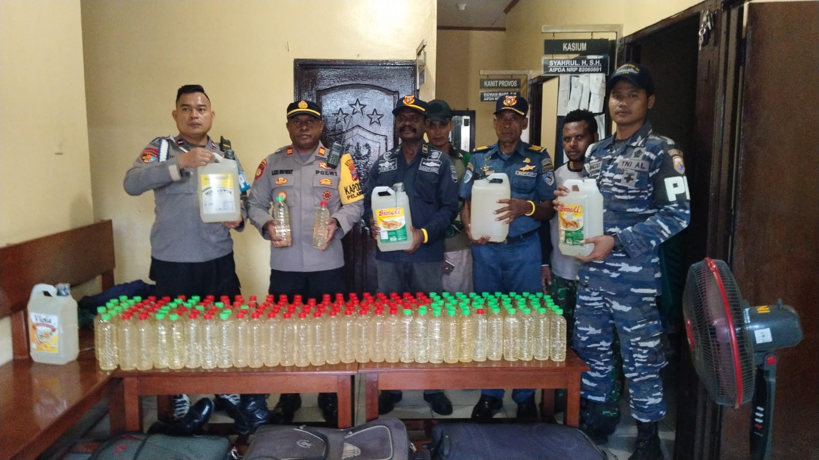 Polsek Kawasan Pelabuhan Pomako Laksanakan Pengamanan Kedatangan KM. Sirimau dan Penyitaan Miras Ilegal