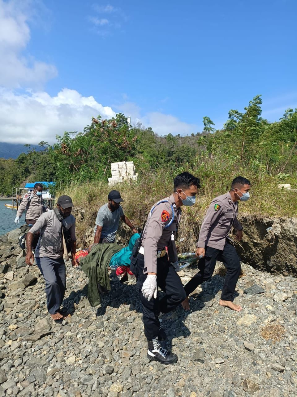 Satgas Keladi Sagu Polres Jayapura Laksanakan Pemeriksaan Kesehatan Dan Evakuasi Medik Di Distrik Depapre