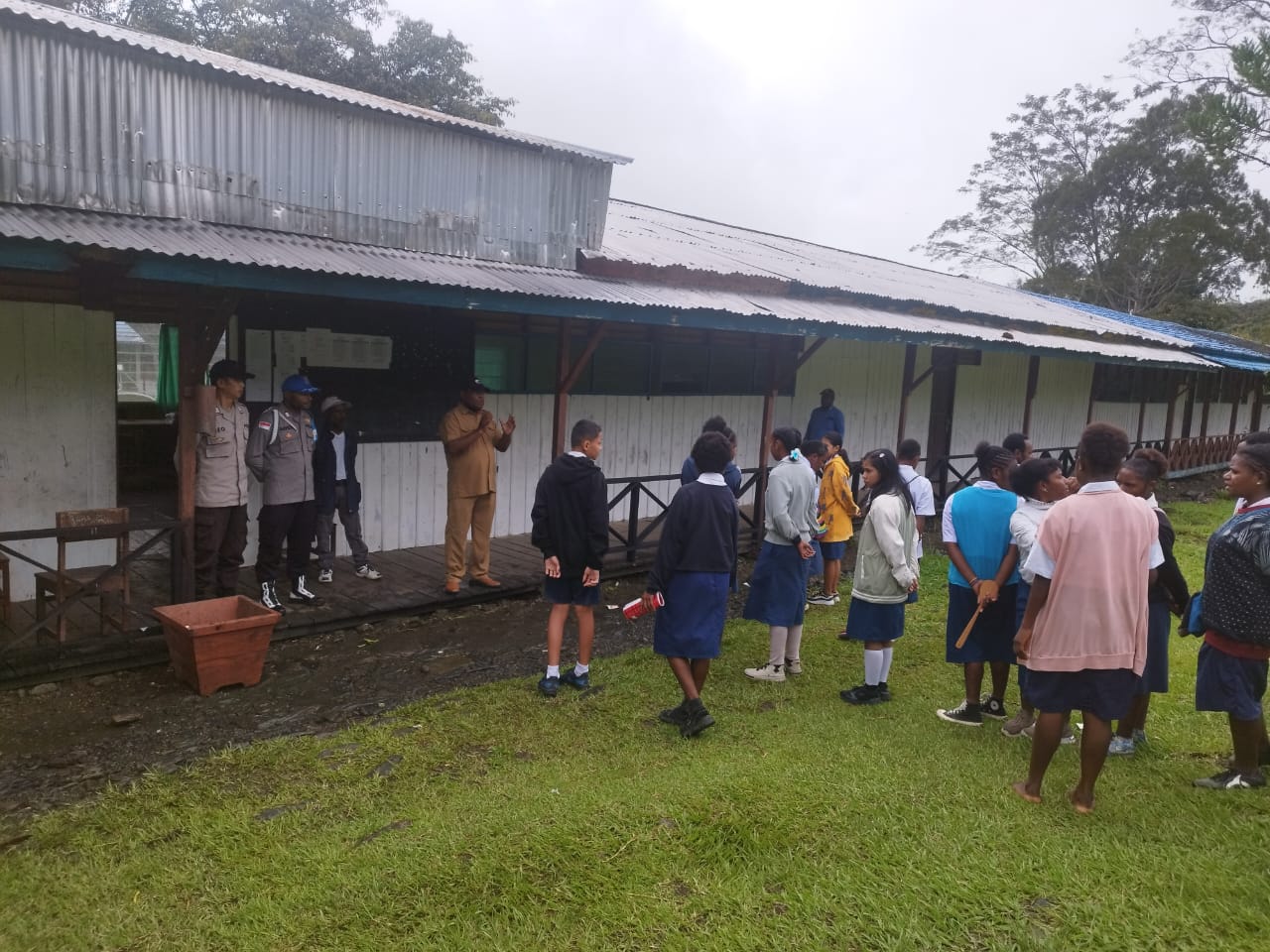 2 Personel Polsek Bokondini Berikan Pengamanan Pelaksanaan Ujian Nasional Di SMP Negeri 1 Bokondini