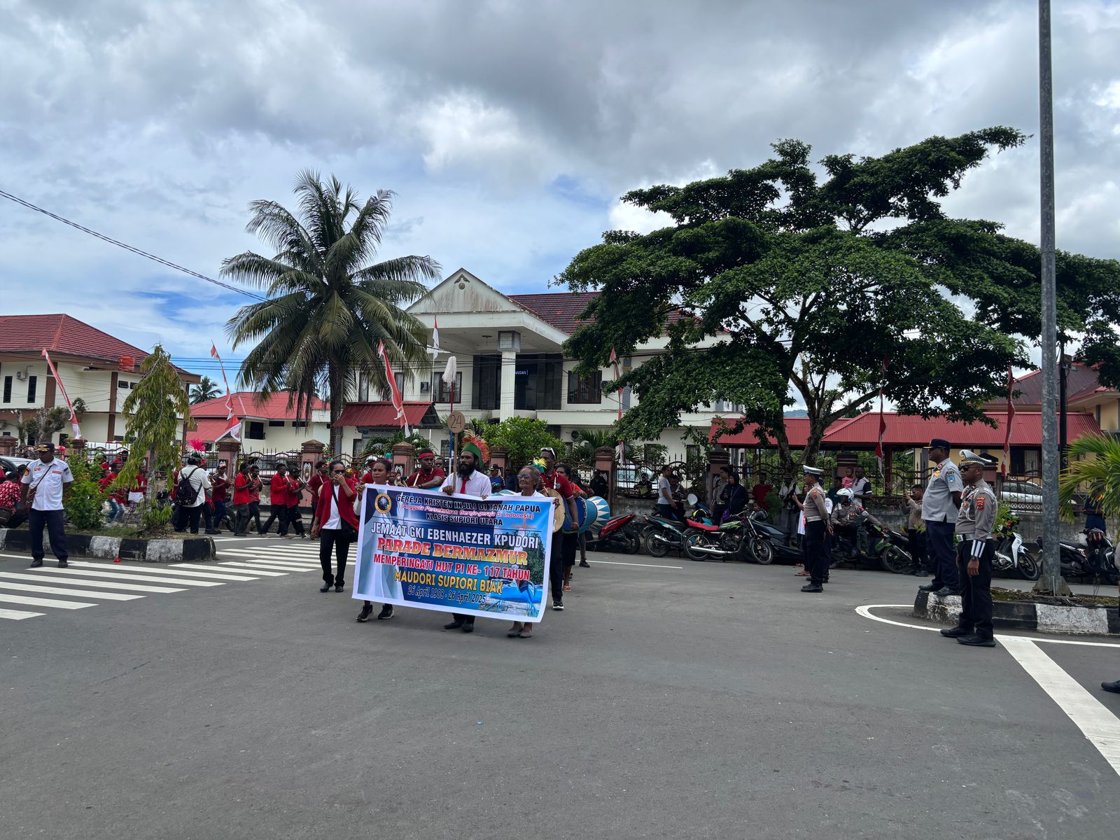 Polres Supiori Melalui Sat Lantas Laksanakan Pengamanan Kegiatan HUT Pekabaran Injil ke-117