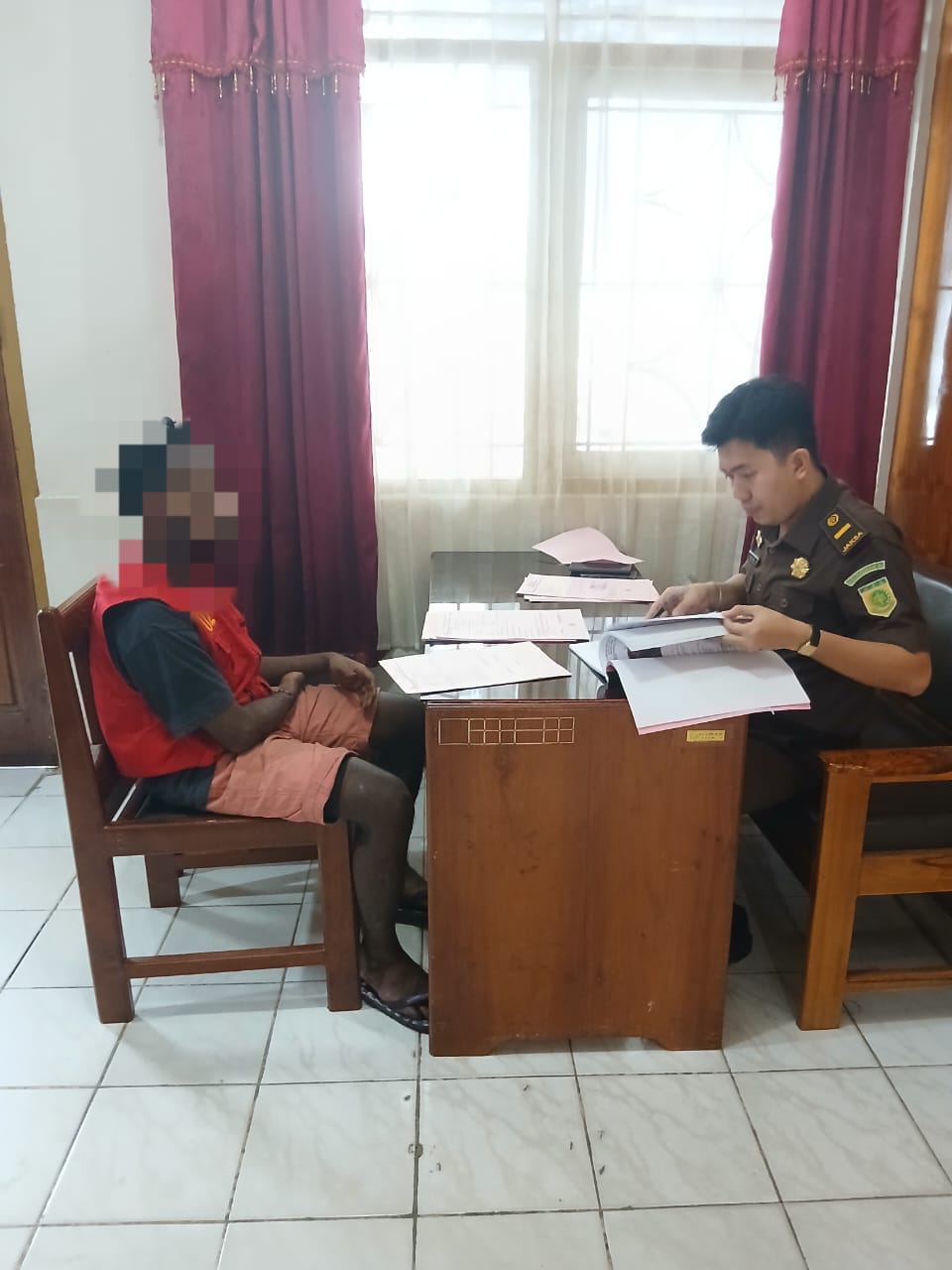Polsek Nabire Barat Serahkan Tersangka dan Barang Bukti Kasus Pencurian dengan Pemberatan ke Kejaksaan Negeri Nabire