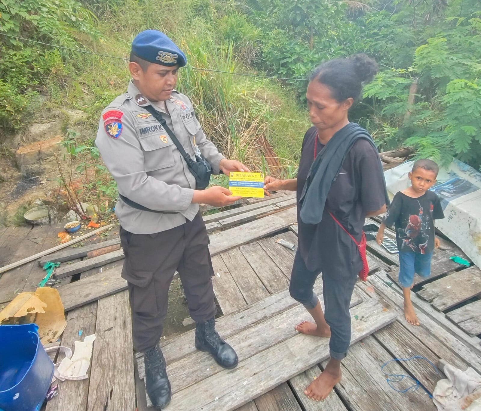 Wujud Empati, Bhabinkamtibmas Polair Sambang ke Rumah Duka Korban Bom Ikan