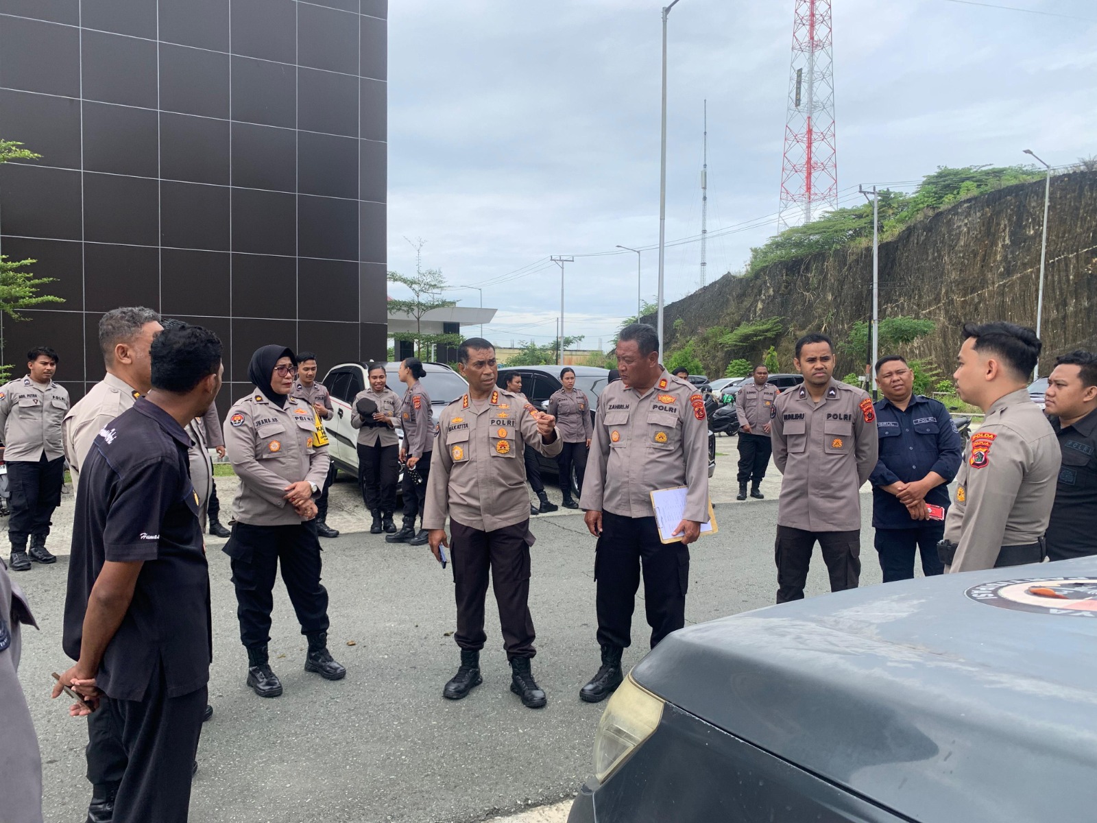 Kabid Humas Polda Papua Periksa Berkala Kendaraan Dinas