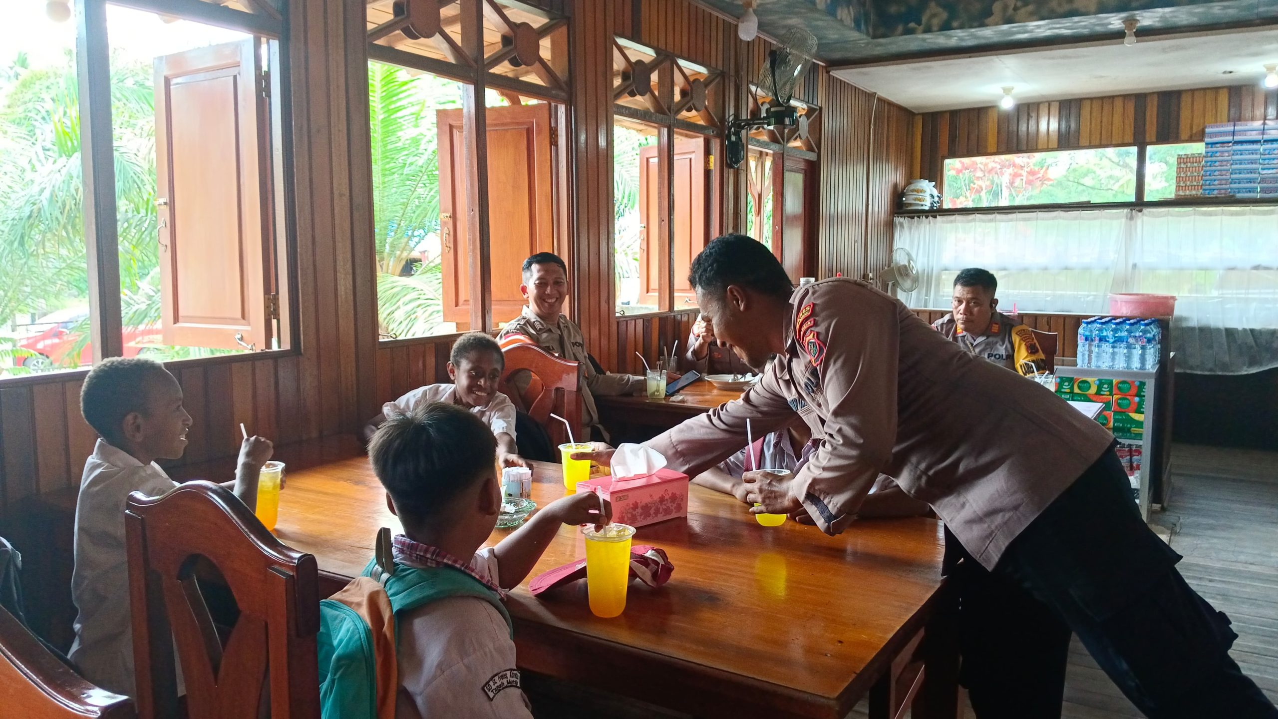 “Kapolres Boven Digoel Berbagi Cerita dan Motivasi dengan Anak-Anak Sekolah Dasar”