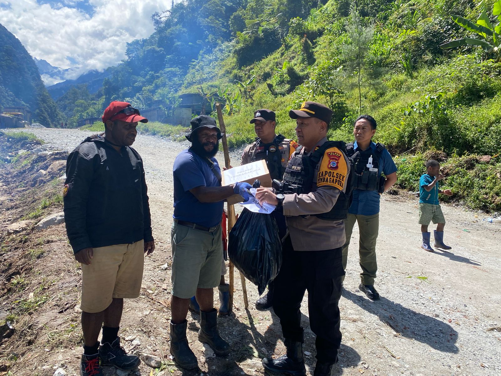 Polsek Tembagapura Melaksanakan Pengamanan Acara Bakar Batu Di Batu Besar Kimbeli Distrik Tembagapura