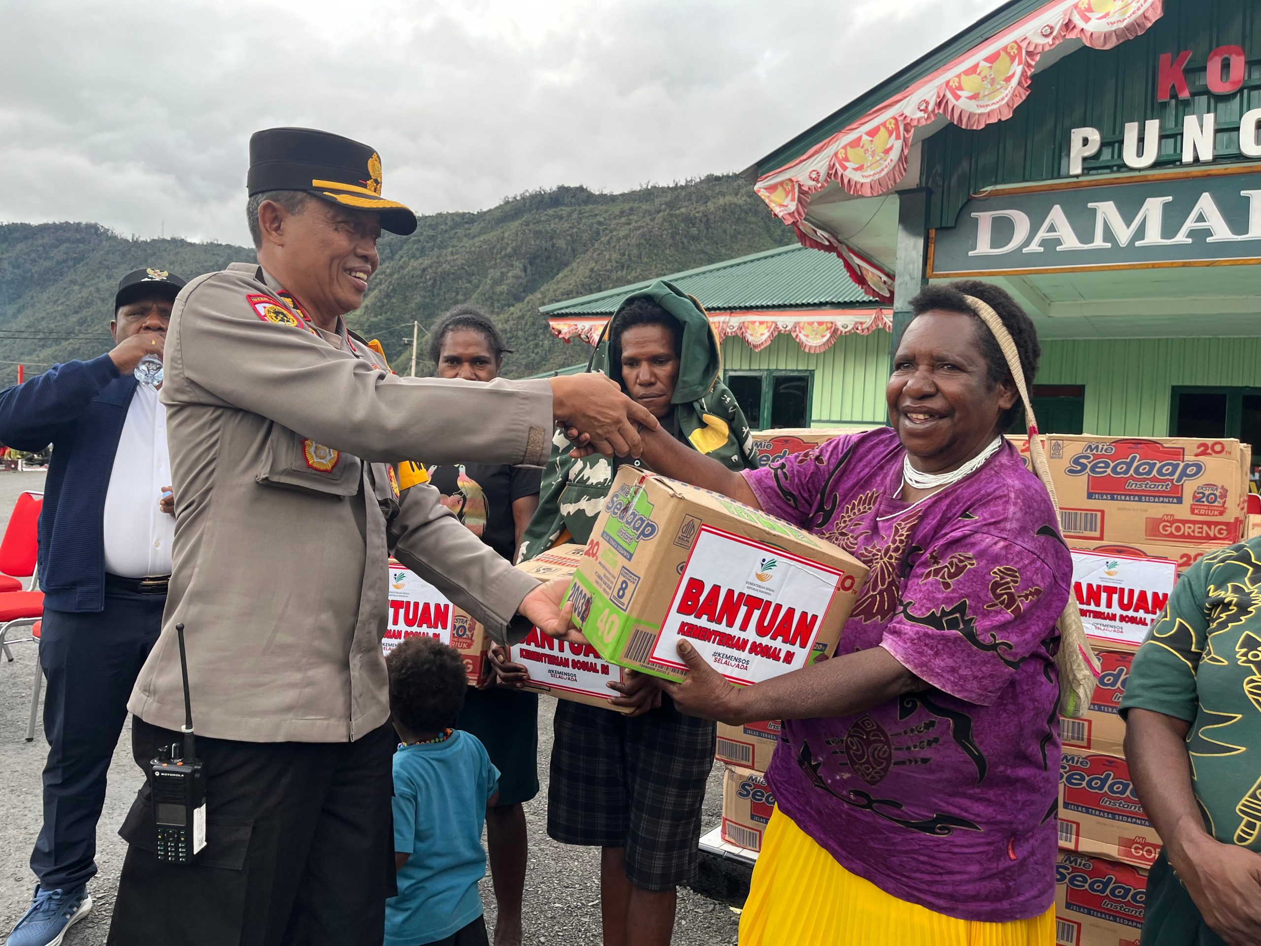 Wujud Kepedulian, Kapolres Puncak Jaya Dampingi PJ. Bupati Serahkan Bantuan Kemensos Berupa Sembako Kepada Para Pengungsi