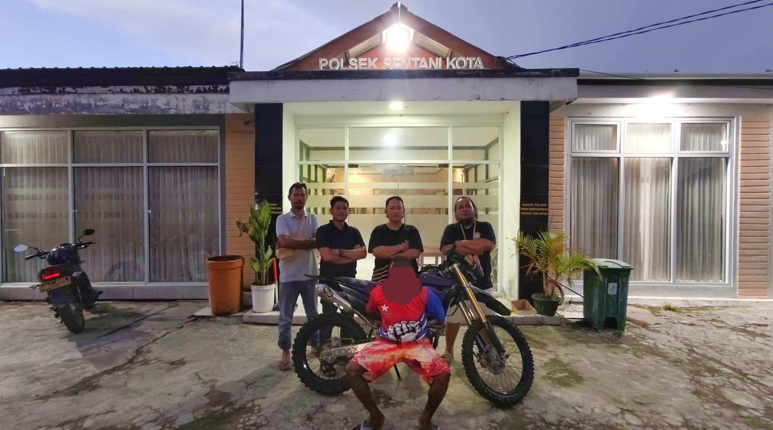 Tim Paniki Polsek Sentani Kota Ringkus Pelaku Curas, Motor Curian  Disembunyikan di Belakang Kafe Kopi Dari Hati - Tribatanews POLDA Papua