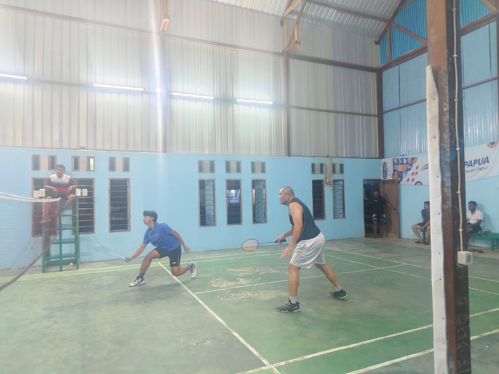 Kapolres Supiori Gelar Olahraga Bersama Masyarakat Lewat Pertandingan Bulu Tangkis