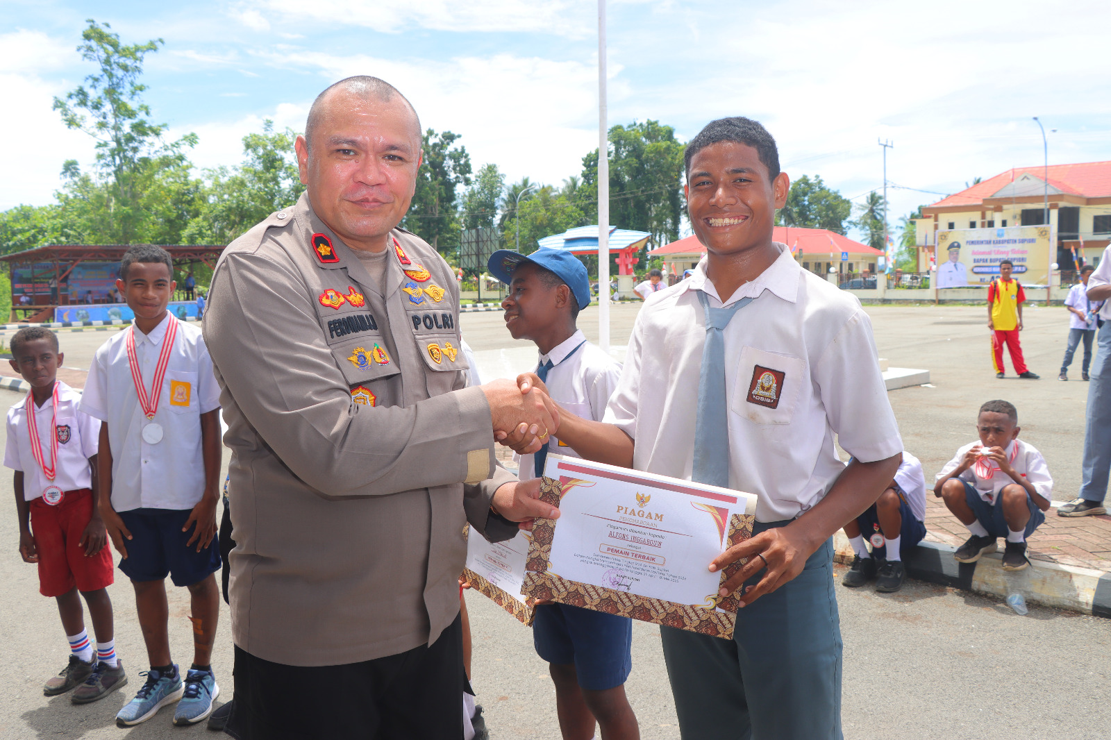 Kapolres Supiori Hadiri Upacara Hardiknas 2025 di Halaman Kantor Bupati