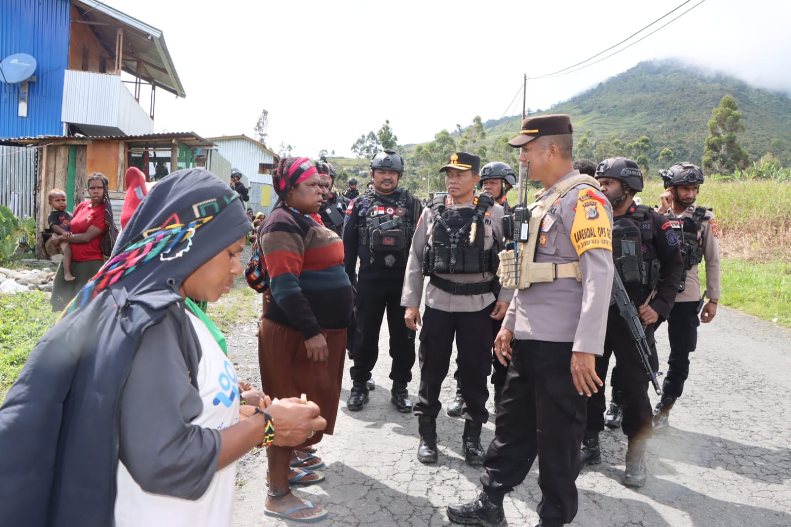 Kapolres Puncak Jaya Pimpin Patroli Dialogis dan Razia Alat Perang Jelang Sidang Penetapan PHPU Bupati dan Wakil Bupati Puncak Jaya