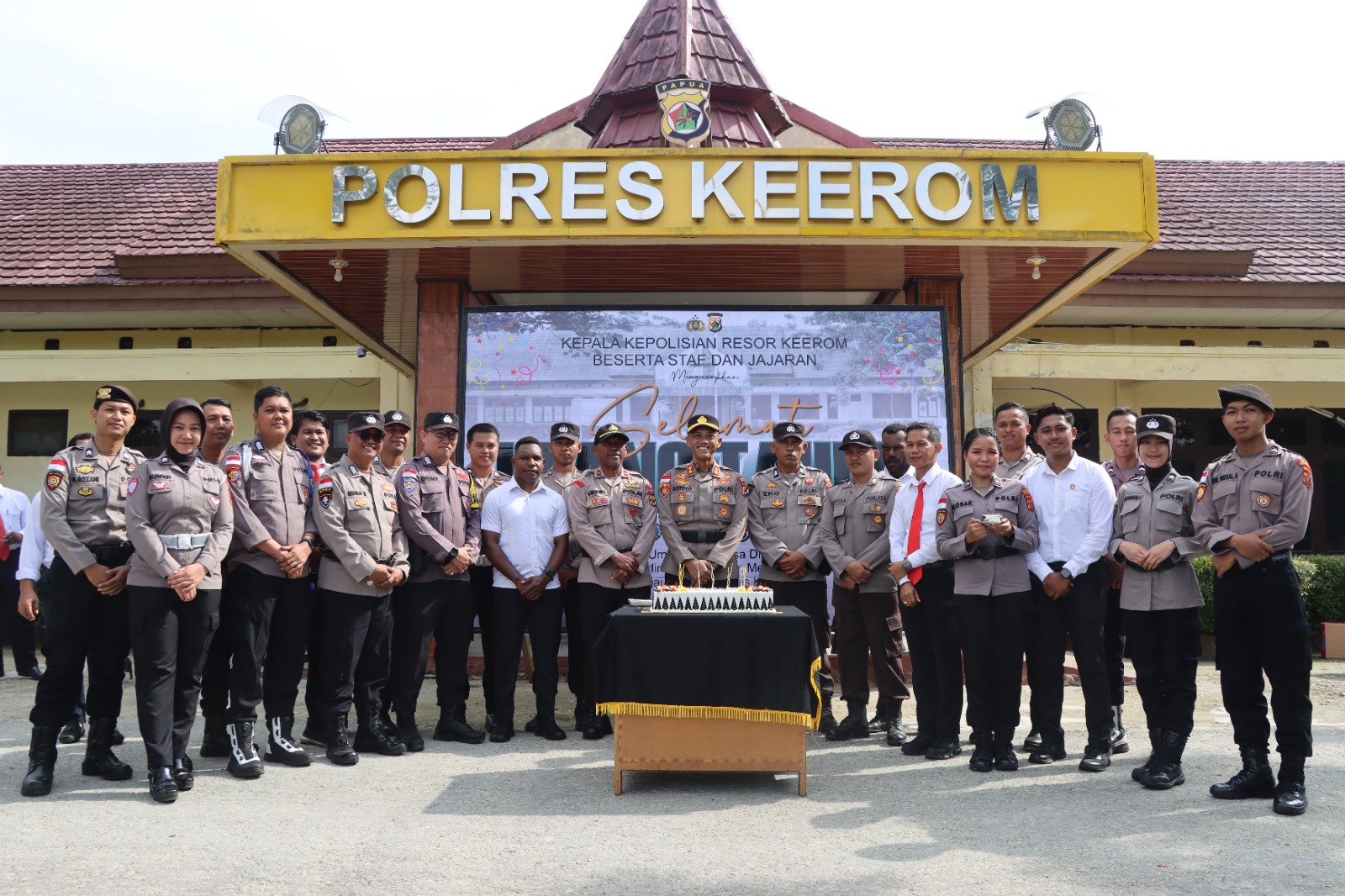 Usai Apel Pagi, Kapolres Keerom Beri Kejutan Kepada Personel Yang Ulangtahun Di Bulan April