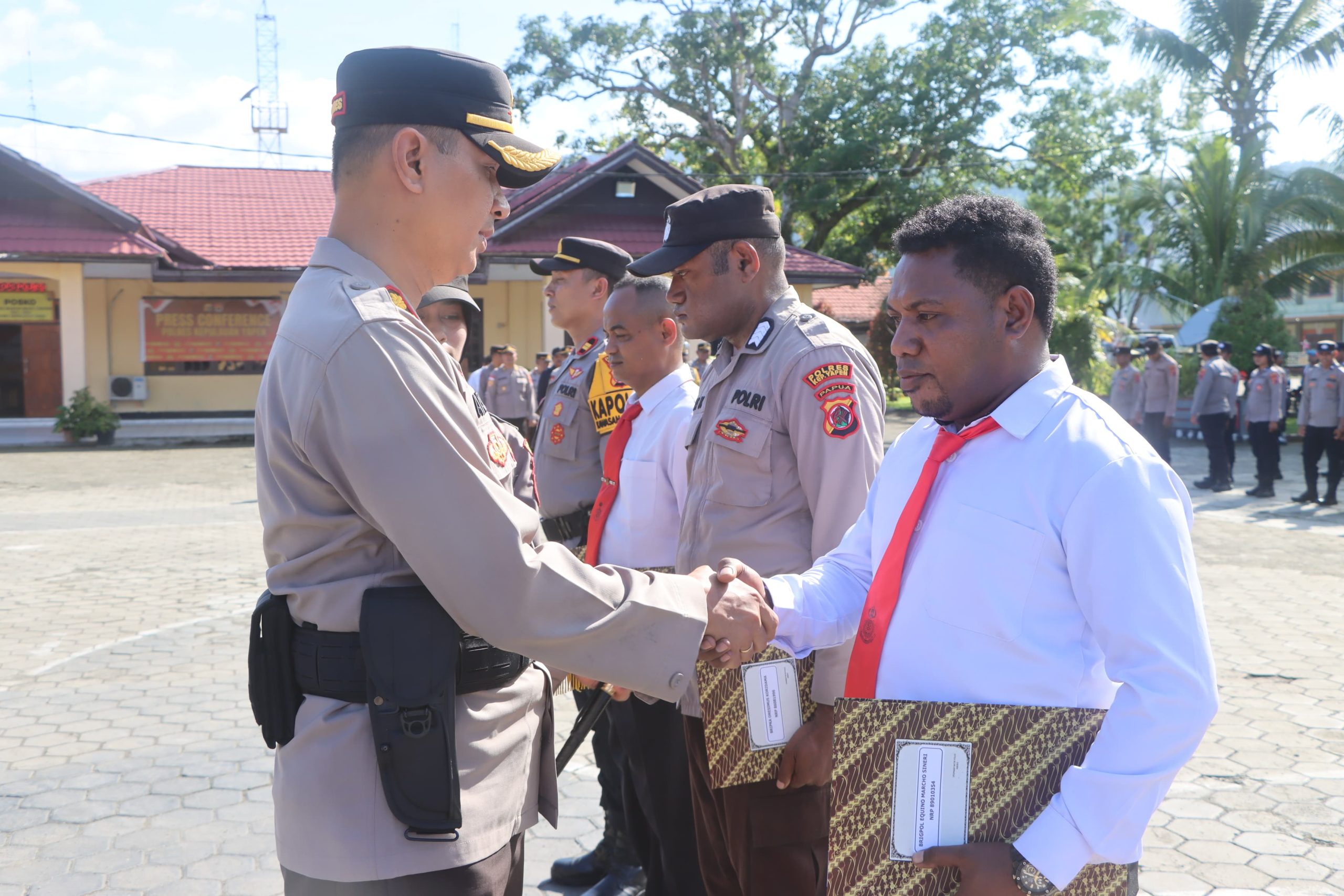 Kapolres Yapen Berikan Penghargaan Kepada 4 Personelnya