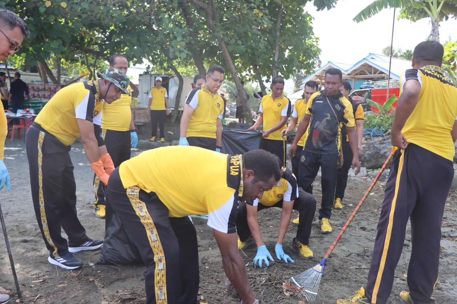 Kapolda Papua Tengah Pimpin Aksi Bersih-Bersih Sebagai Bentuk Peduli Lingkungan