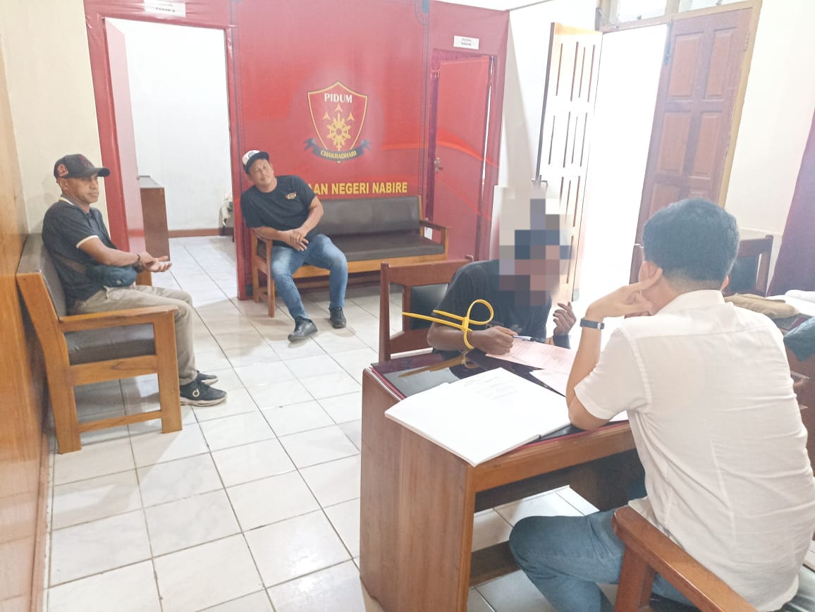 Polsek Nabire Barat Serahkan Tersangka Dan Barang Bukti Kasus Curas Ke Kejaksaan Negeri Nabire