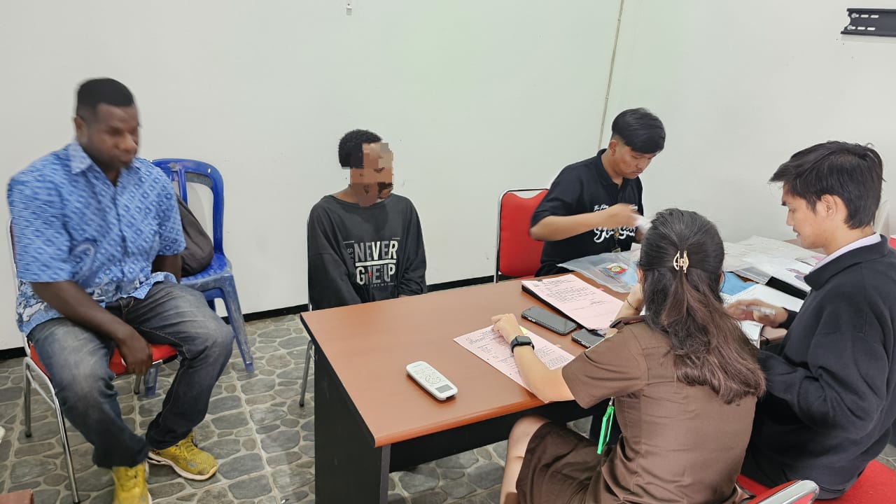 Tersangka Penyalahgunaan Narkotika Jenis Ganja Diserahkan Ke Kejaksaan Negeri Merauke Oleh Penyidik Satuan Narkoba Polres Boven Digoel