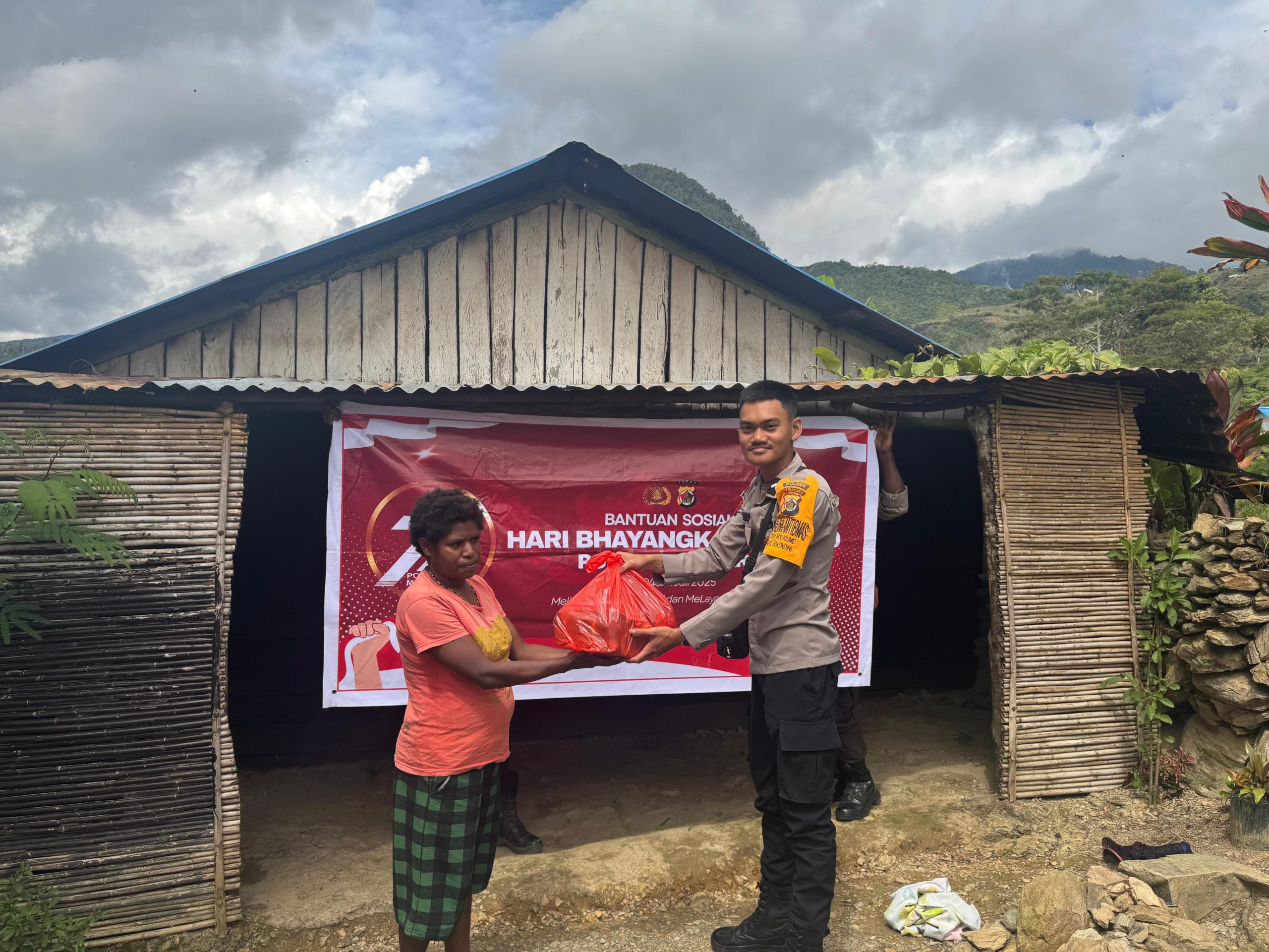 Sambut Hari Bhayangkara ke-79, Polsek Karubaga Salurkan 25 Paket Bantuan Sosial Kapolres Di Distrik Wenam Tolikara