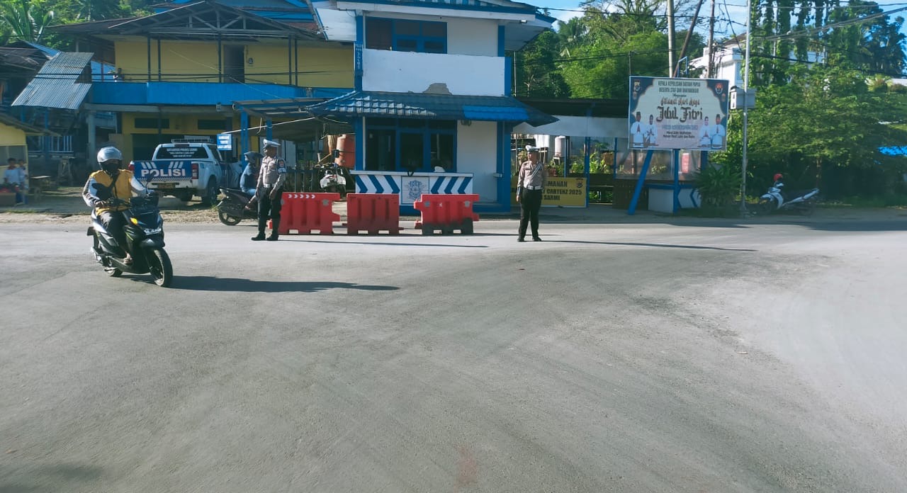 Antisipasi Kemacetan Jam Pulang Kantor, Sat Lantas Polres Sarmi Lakukan Pengaturan Pada Dore Hari
